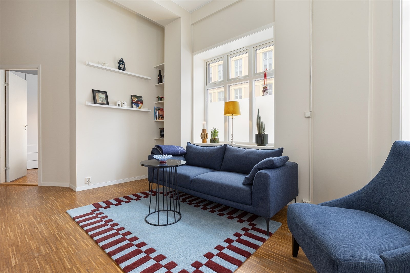 Det er god plass til en koselig sofagruppe med tilhørende TV-møblement. Galleribilde