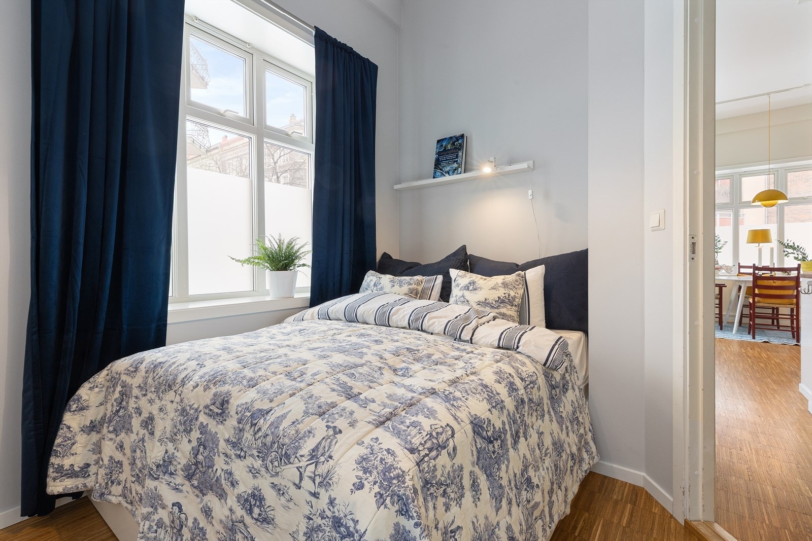 Soverommet er av god størrelse, med en god garderobeløsning og plass til dobbeltseng. Galleribilde