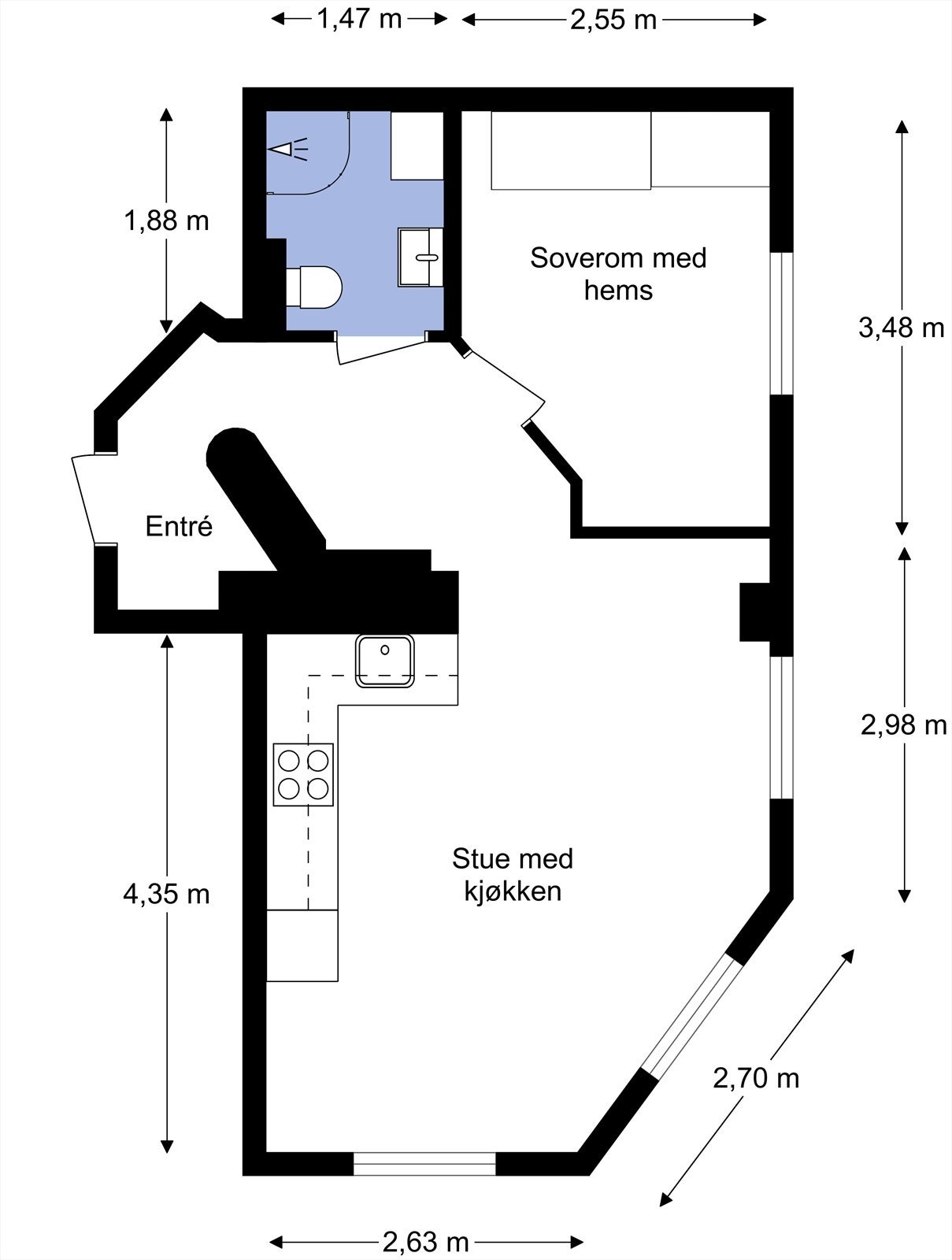 Leiligheten ligger i 1. etasje og inneholder entré, bad, soverom m/ hems og stue/kjøkken. I tillegg disponerer leiligheten en kjellerbod. Galleribilde