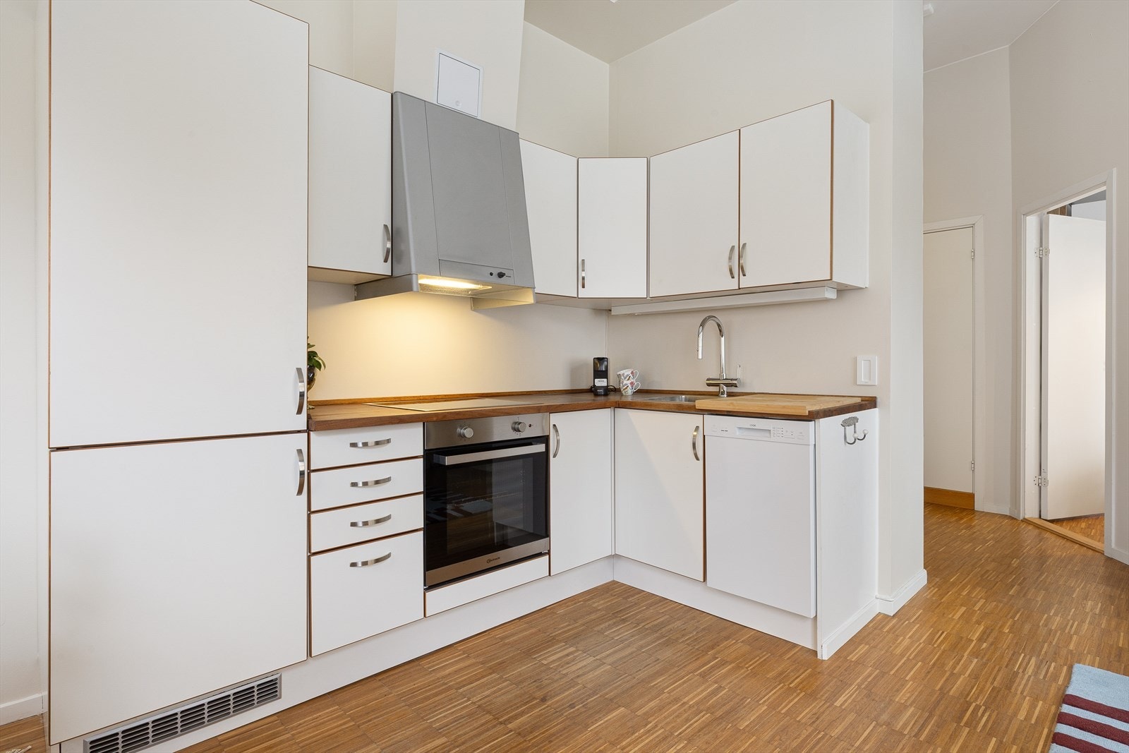 Funksjonelt og tidløst kjøkken med en god kombinasjon av skap- og benkeplass. Galleribilde