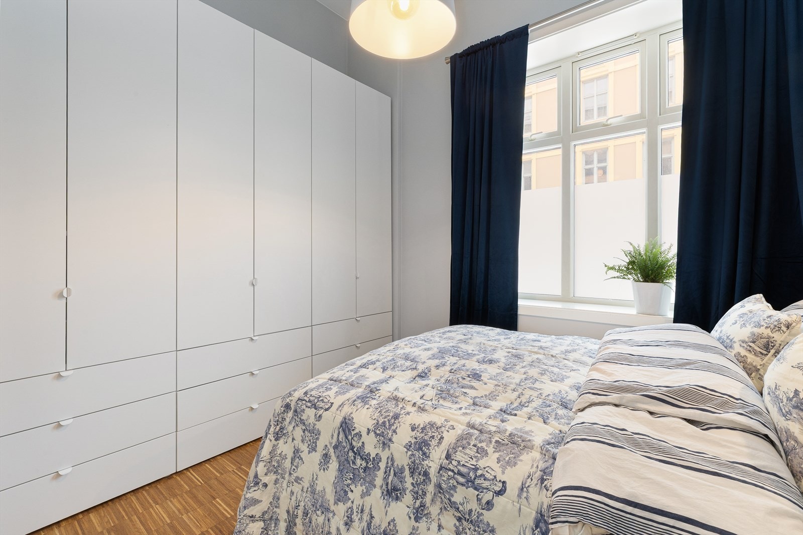 Nye garderobeskap i hele soverommets bredde gir meget god lagringsplass for klær og annet. Disse ble installert i 2021 og framstår som ubrukte. Galleribilde