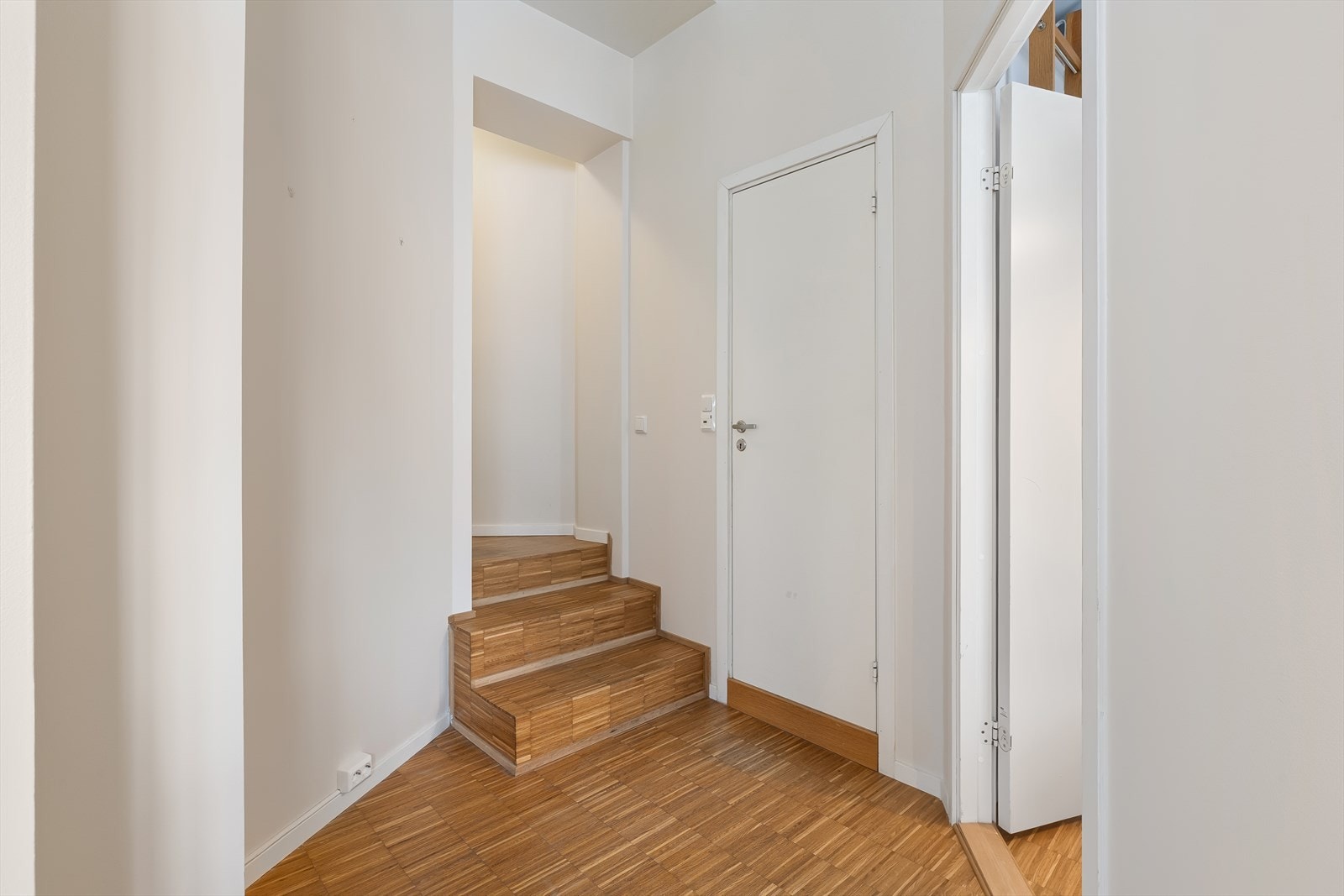 Bygget ble omgjort fra næringslokaler i 2010 og er grundig etterisolert, noe som gir betydelig redusert energiforbruk. Galleribilde