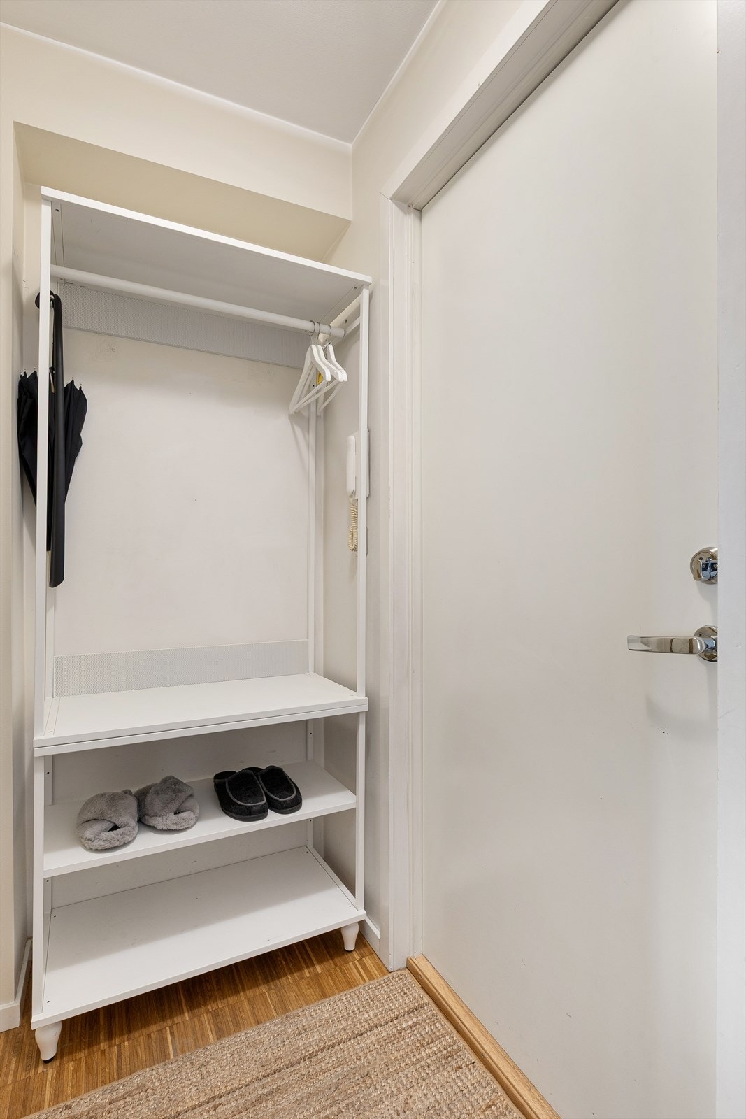 Velkommen inn! Det er også god lagringskapasitet i kjellerbod ( 5 kvm) for sports- og friluftsutstyr. Galleribilde