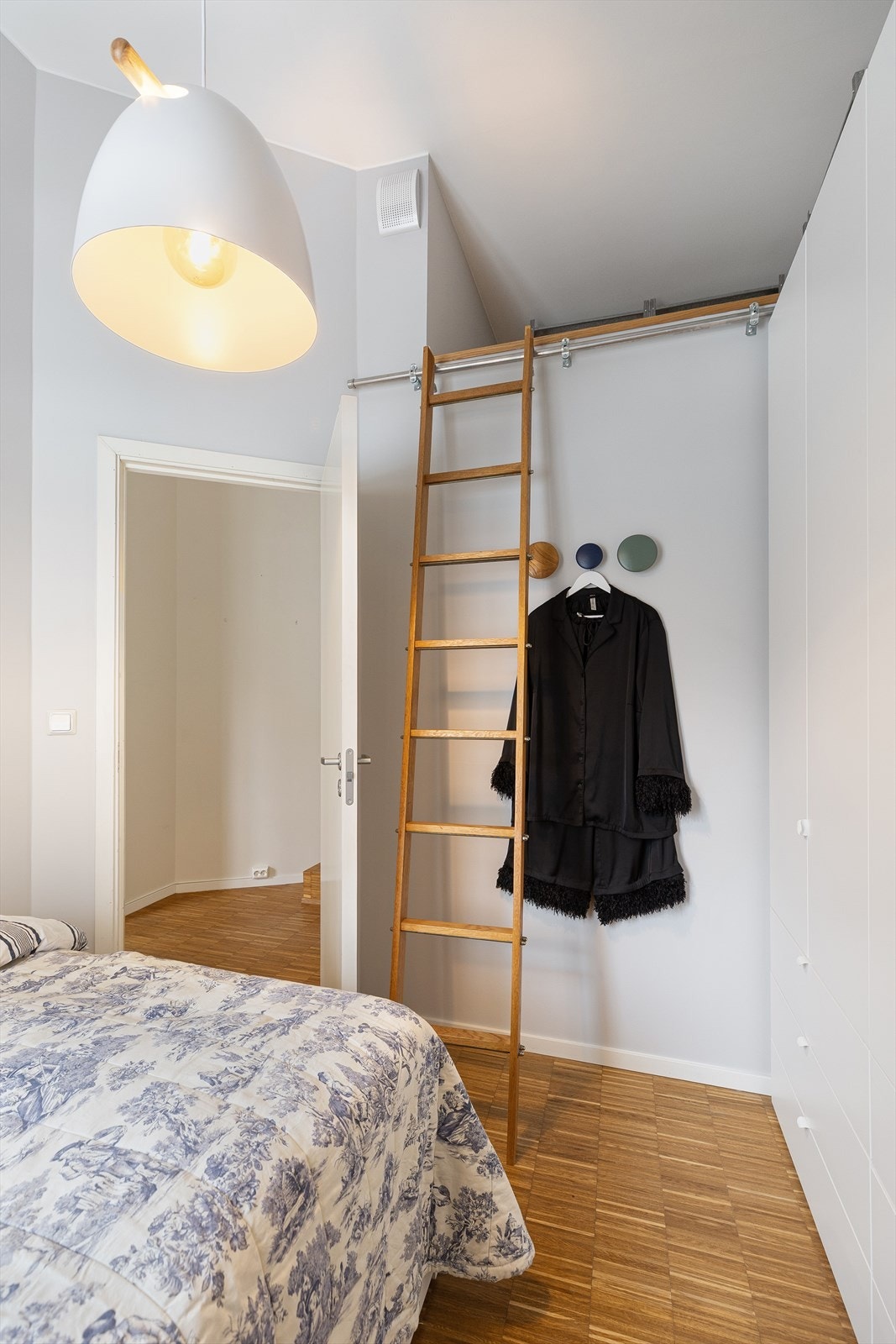 På soverommet har du også en praktisk hems på 3 kvm med lett adkomst via bibliotektrapp. Galleribilde