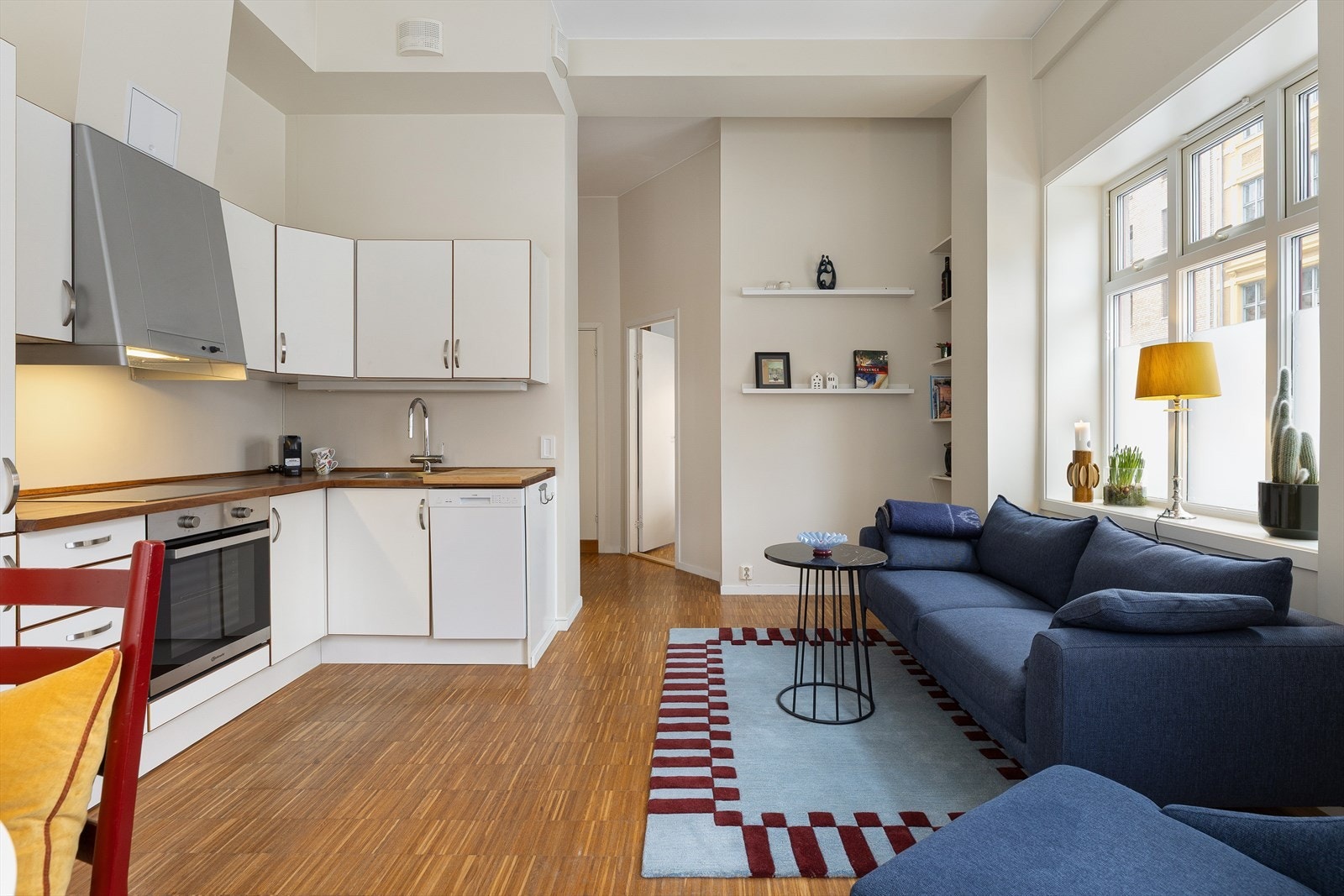 Kjøkken og stue ligger i åpen løsning, noe som skaper et sosialt og trivelig allrom. Galleribilde