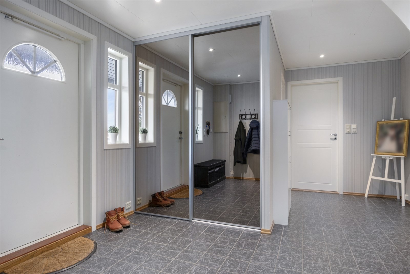 Entréen/gang ønsker deg velkommen med god plass til oppbevaring av yttertøy og sko. Galleribilde