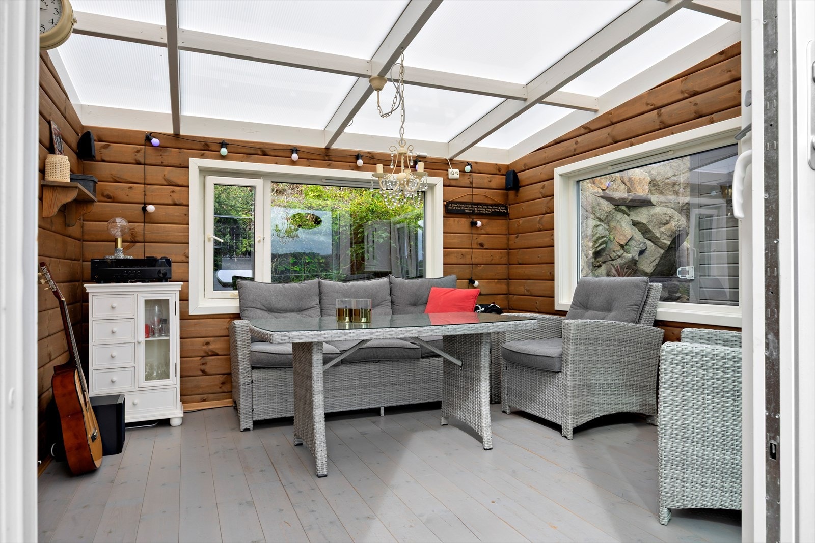 Den isolerte hagestuen gir en ekstra dimensjon til boligen og kan brukes gjennom hele året - et perfekt sted for avslapning Galleribilde