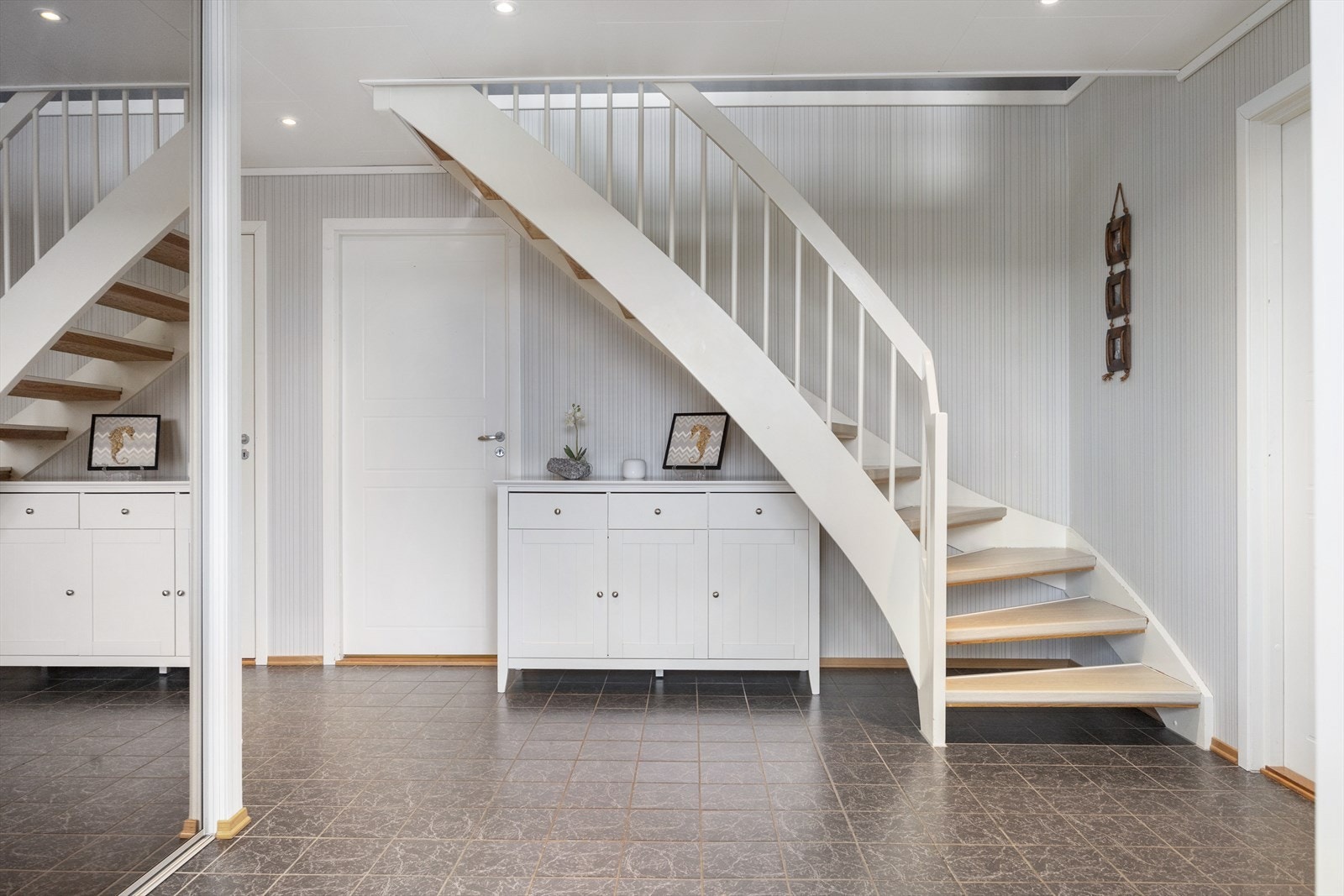 Et lyst og romslig område som gir førsteinntrykket av boligens praktiske løsninger Galleribilde