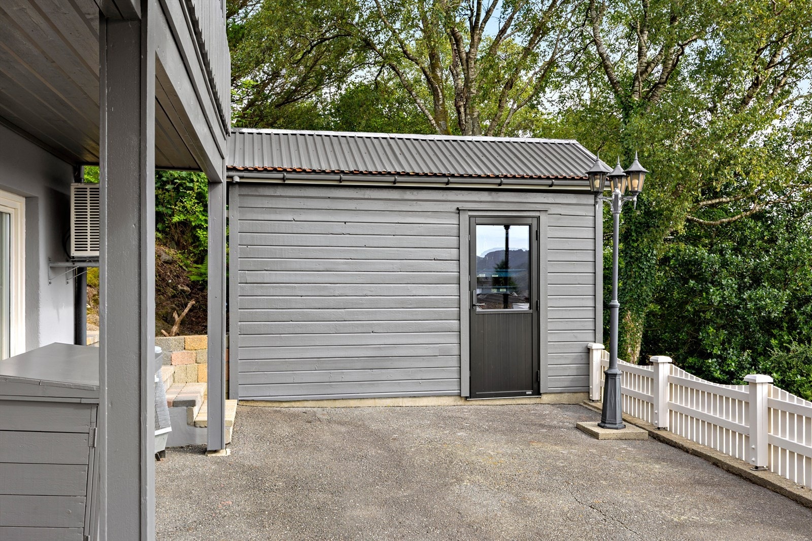 I denne utvendige boden er det gode oppbevarings muligheter Galleribilde