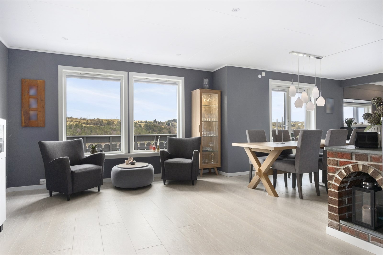 Stuen byr på en flott plass med store vindusflater som slipper inn rikelig med dagslys Galleribilde