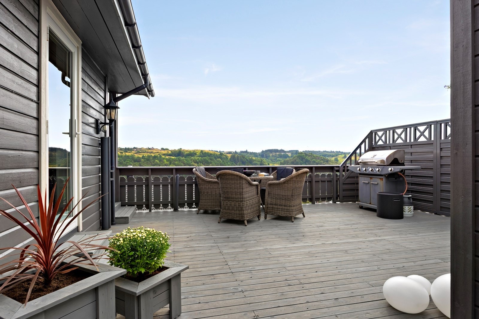 Romslig terrasse med god plass til flere sittegrupper Galleribilde