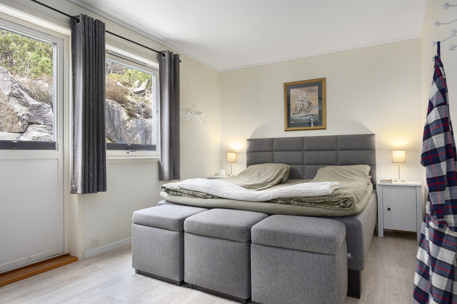 Hovedsoverommet i første etasje har direkte utgang til terrassen Galleribilde