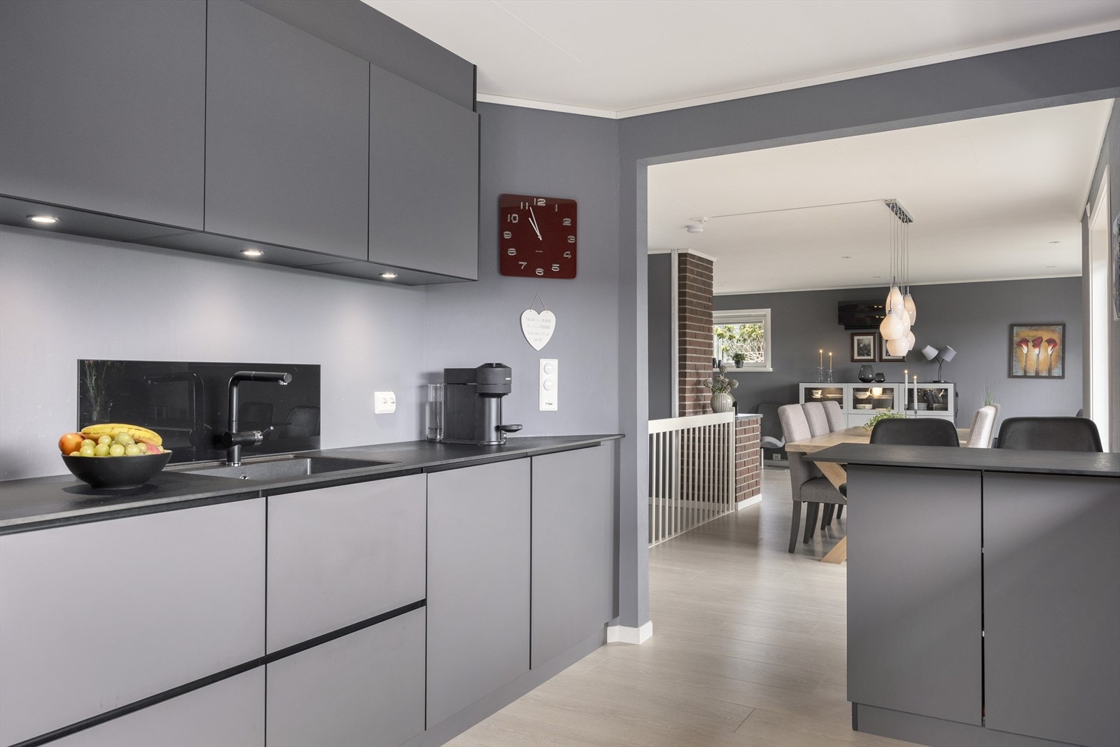 En stilfull kjøkkenøy skaper en fin overgang mellom rommene og bidrar til god arbeidsplass Galleribilde