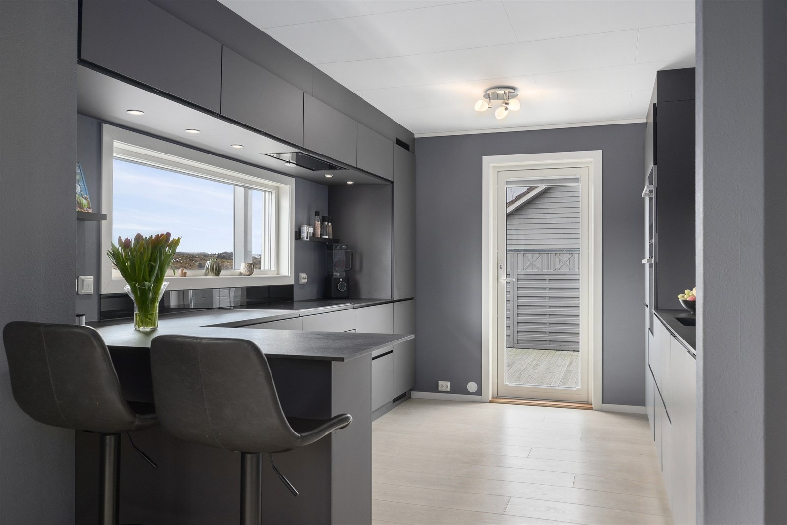 Kjøkkenet har også direkte utgang til terrassen, ideelt for både matlaging og utendørs servering Galleribilde