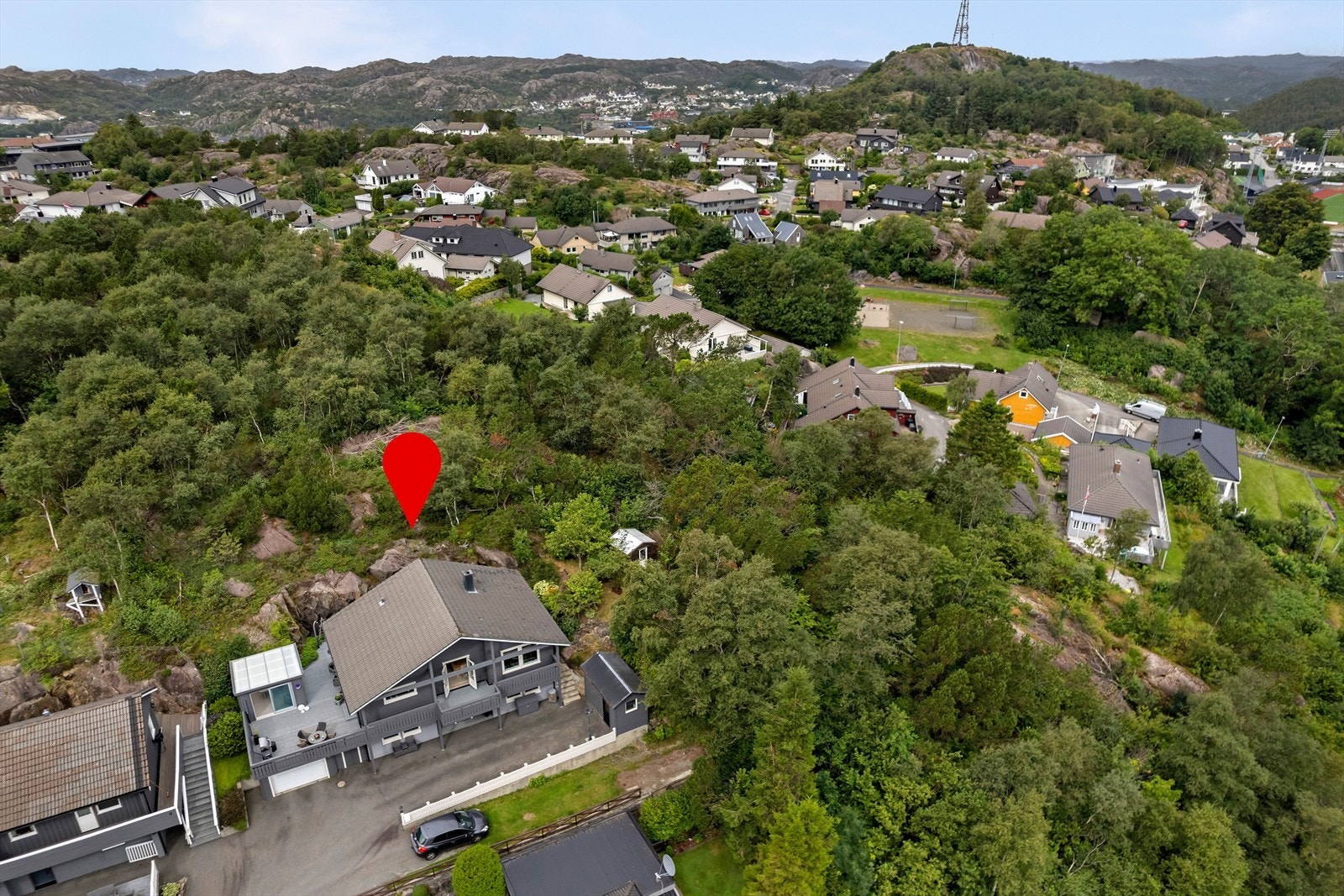 Boligen ligger på en usjenert endetomt som grenser til et herlig friområde Galleribilde