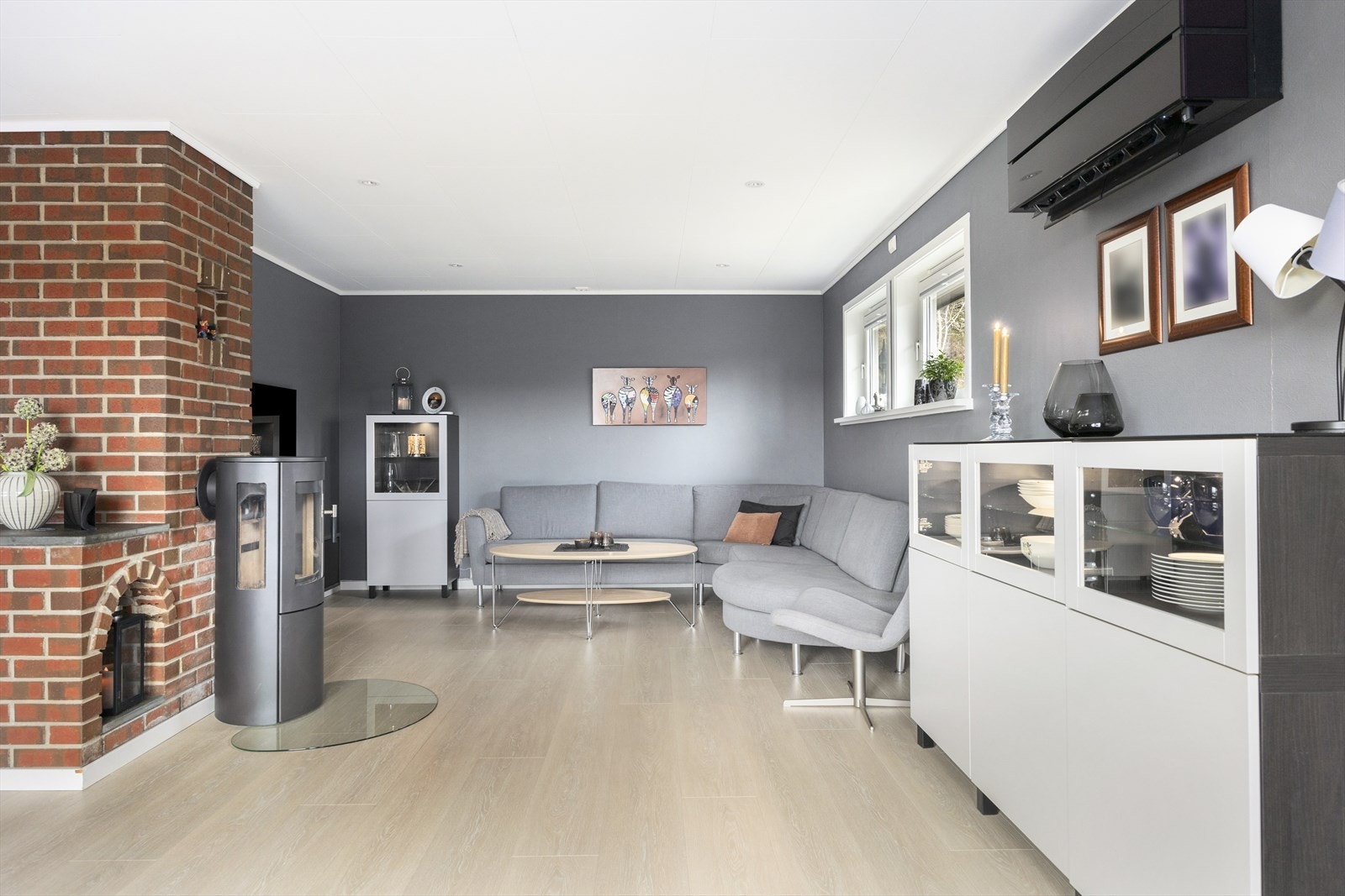 I enden av stuen har man plass til en koselig sofakrok Galleribilde