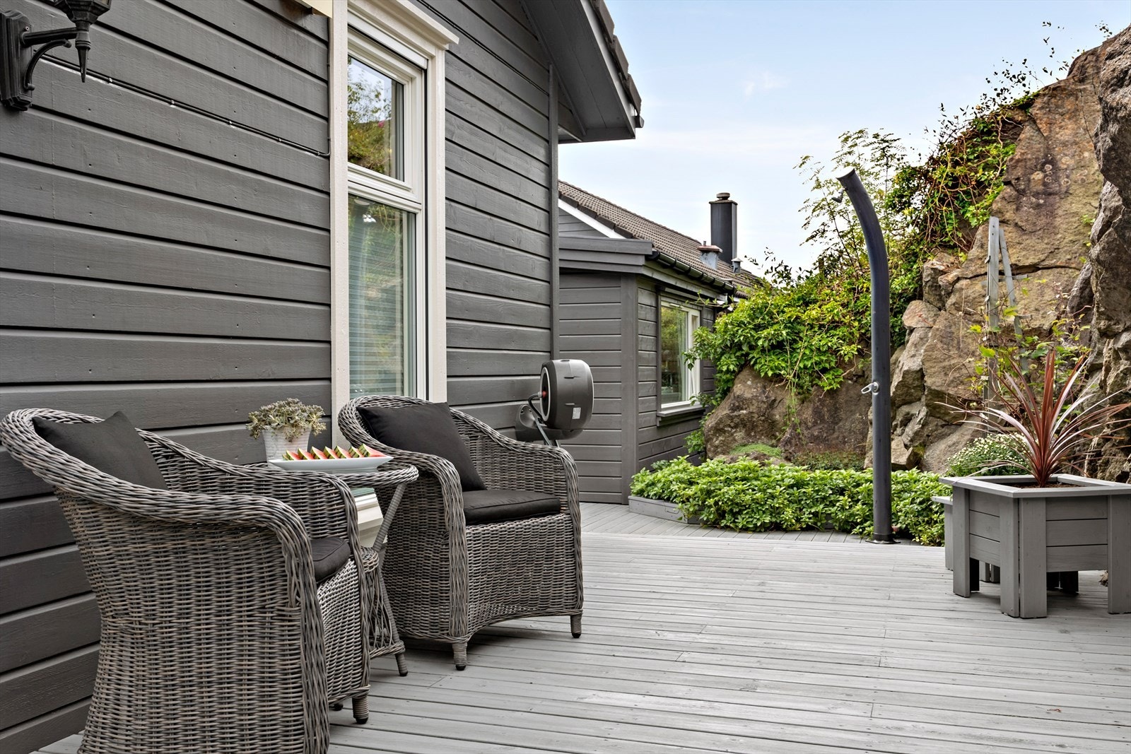 Uteområdet byr på flere soner for avslapping og sosiale sammenkomster Galleribilde