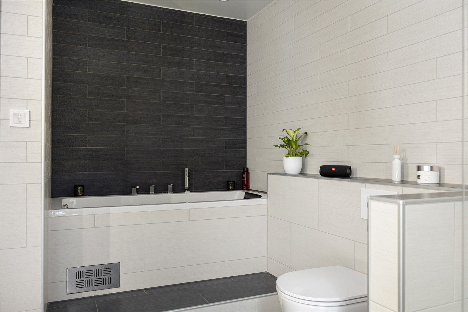 Hovedbadet kan også by på et innebygd badekar Galleribilde