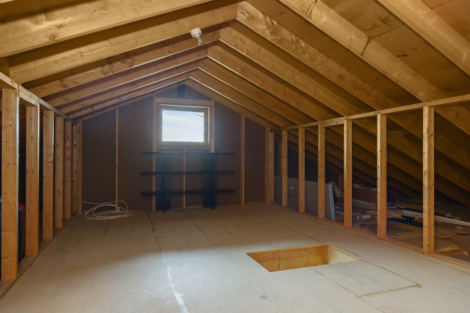 Loft med god oppbevaringsplass Galleribilde