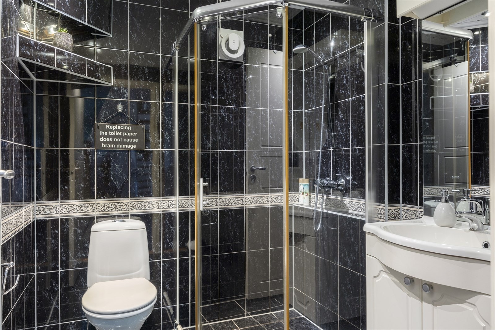 Badet i underetasjen har klassisk innredning, dusjhjørne og toalett Galleribilde