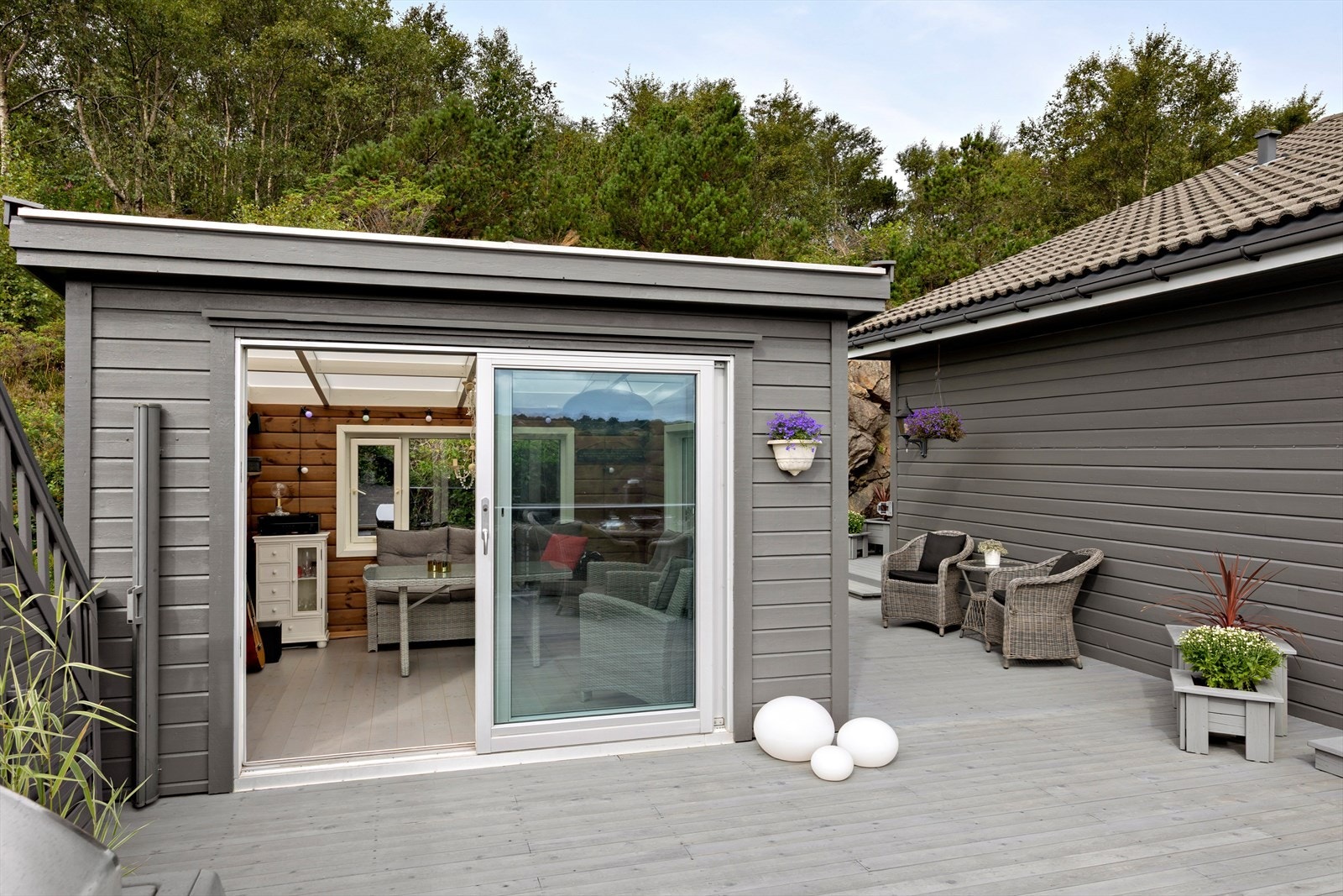 På terrassen finner man en koselig hagestue Galleribilde