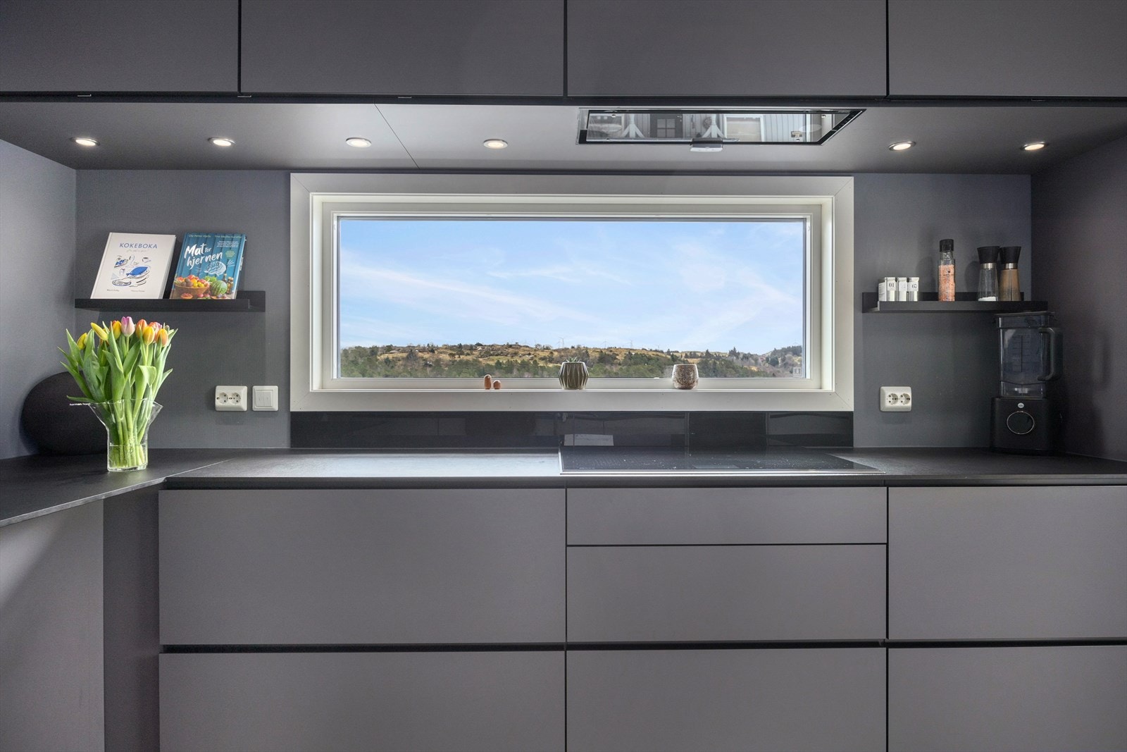 Kjøkkenet er utstyrt med kvalitetsrike, integrerte hvitevarer som medfølger Galleribilde