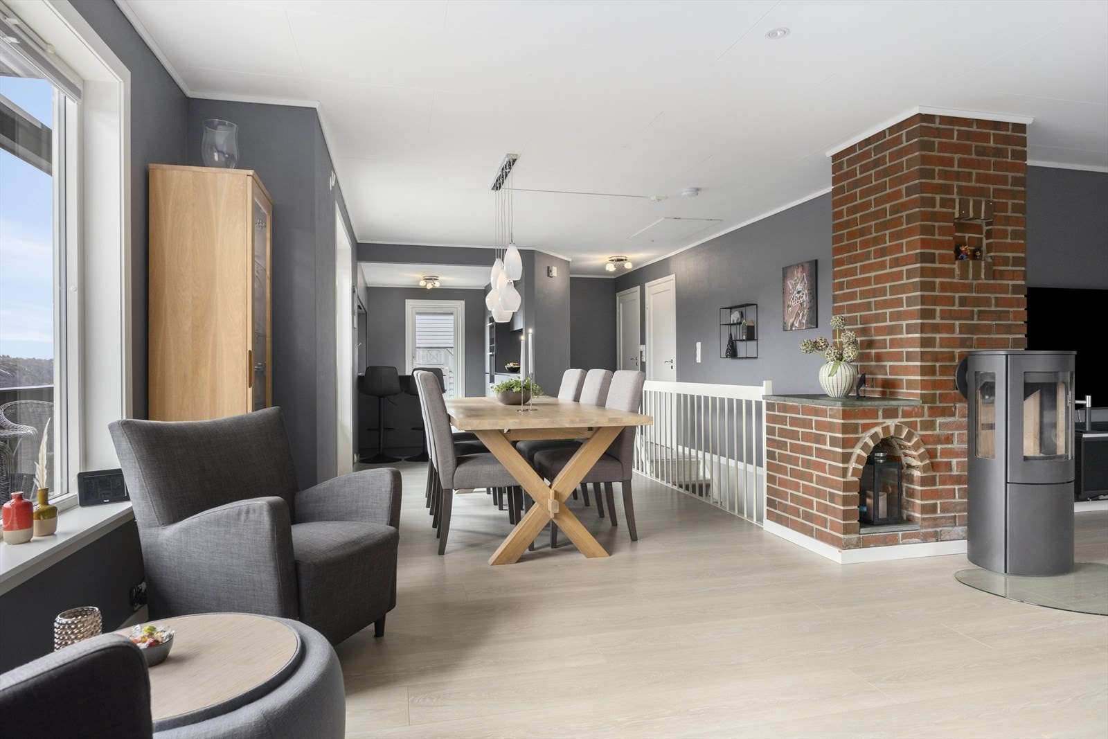 Den åpne løsningen mot kjøkkenet skaper en naturlig flyt i rommet Galleribilde