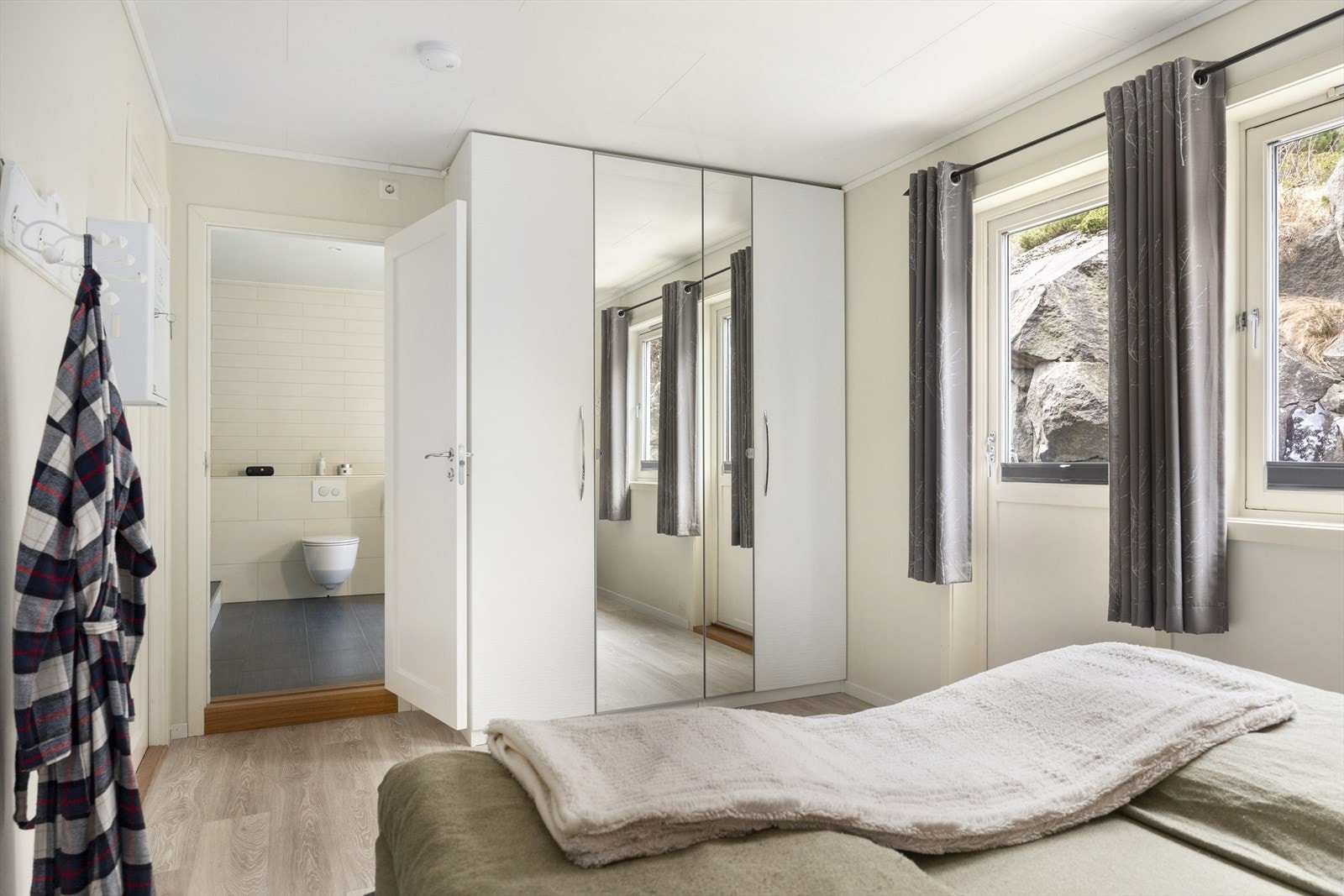 Her er det også direkte inngang til baderommet Galleribilde