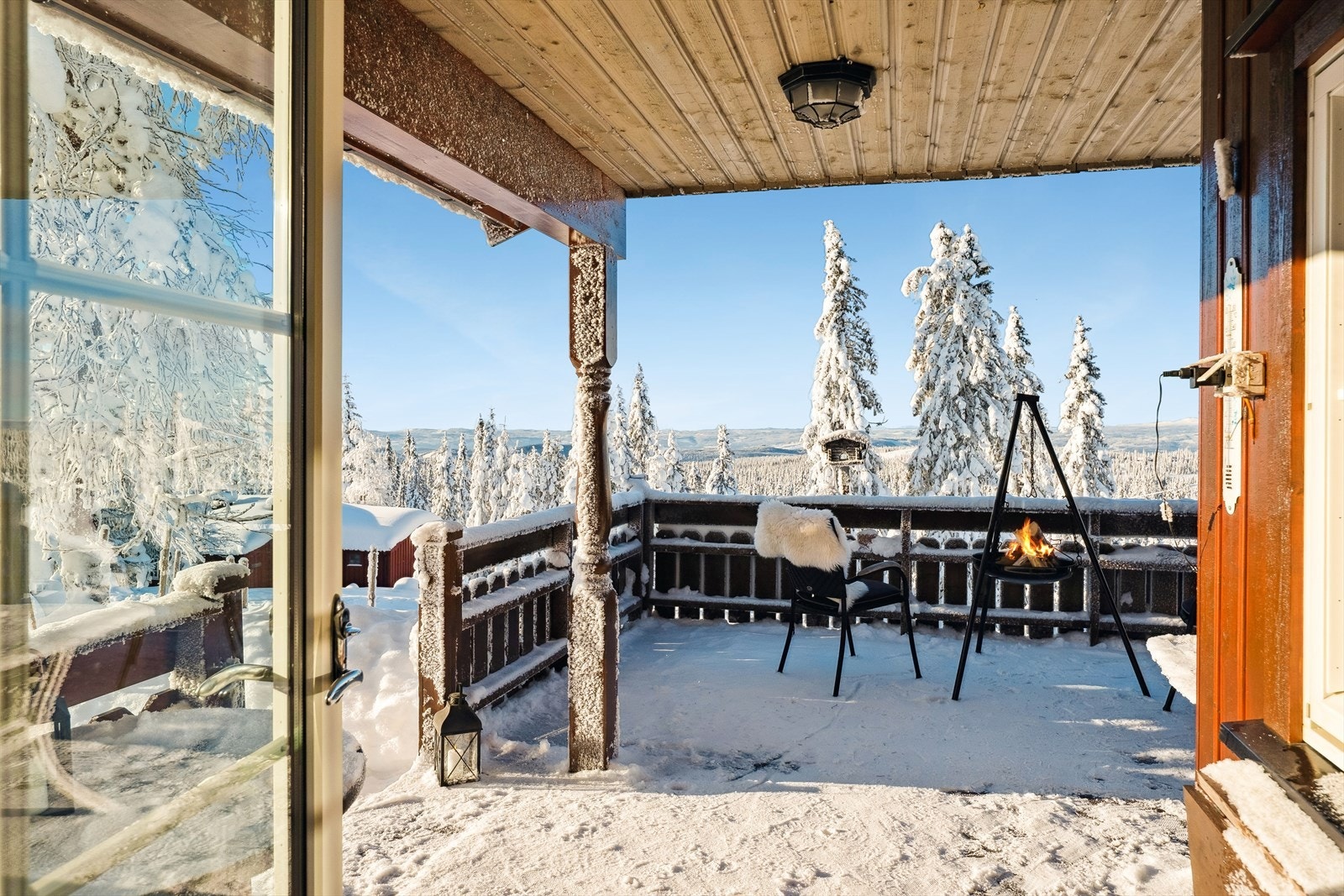 Fra stuen er det direkte utgang til terrassen via en terrassedør med isolerglass fra 2008. Galleribilde