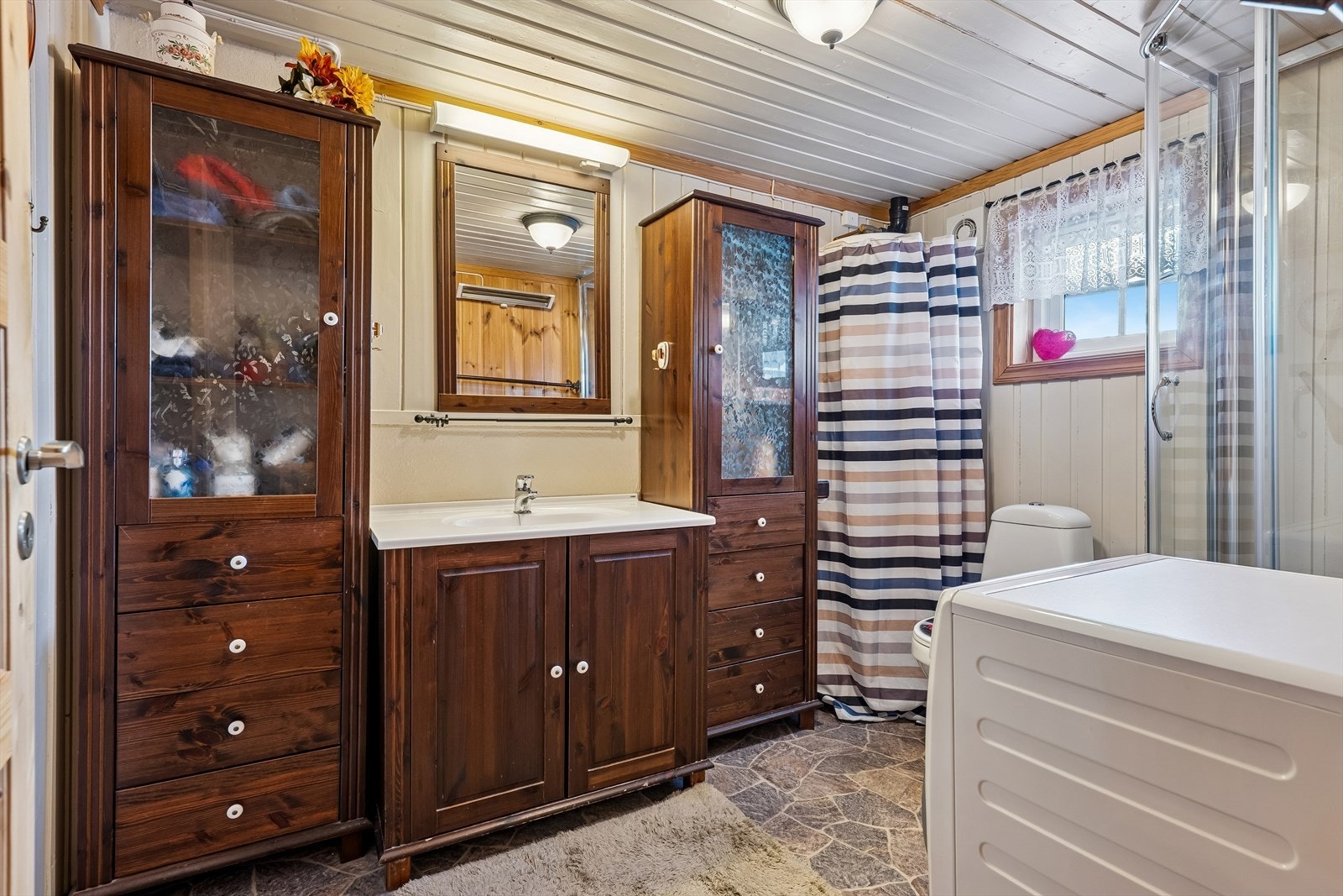 Badet er innredet med servantskap og tilhørende høyskap som gir gode oppbevaringsmuligheter. Galleribilde