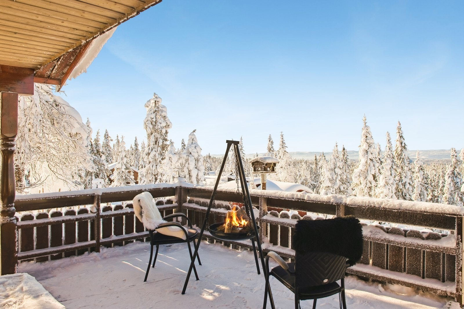 Vestvendt terrasse med flott utsikt over det snøkledde landskapet - Gode solforhold!! Galleribilde