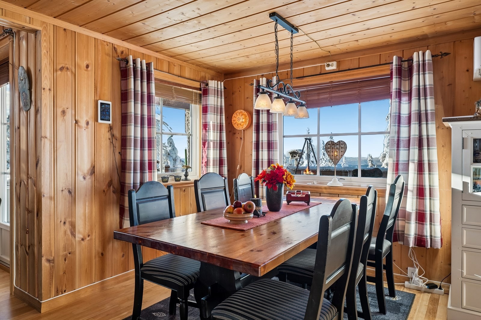 Spisestuen har plass til langbord og er et naturlig samlingspunkt for familie og venner. Galleribilde