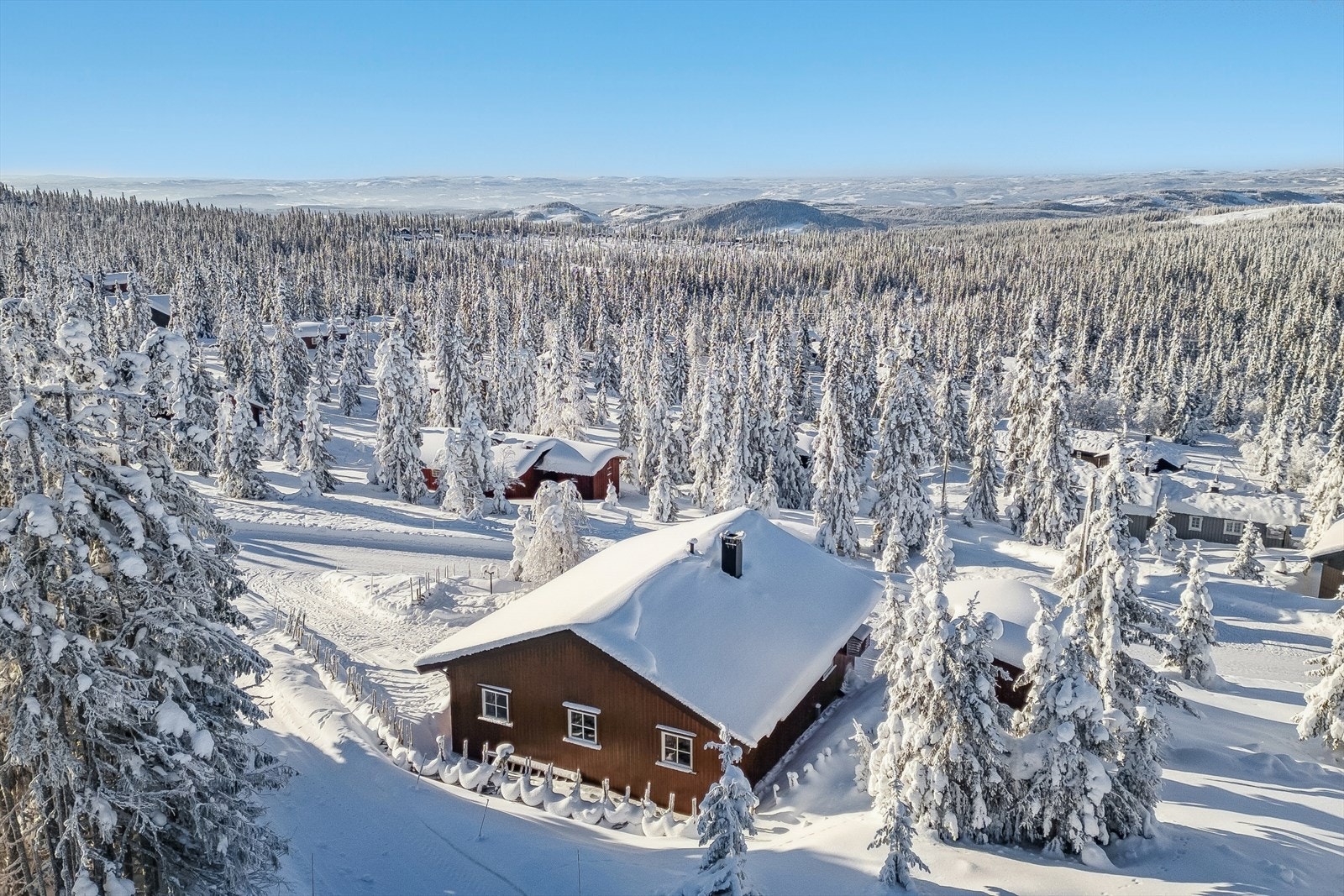 Eiendommen ligger høyt og fritt ca 820 meter over havet. Snøsikkert område. Galleribilde