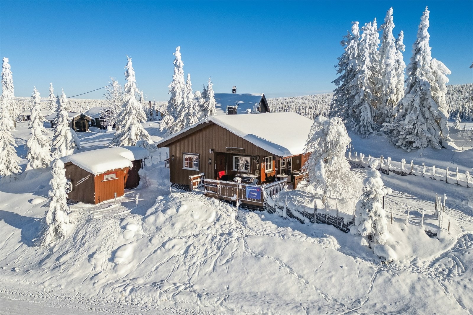 Tomten er terrassert i terrenget og har god plass for biloppstilling. Galleribilde