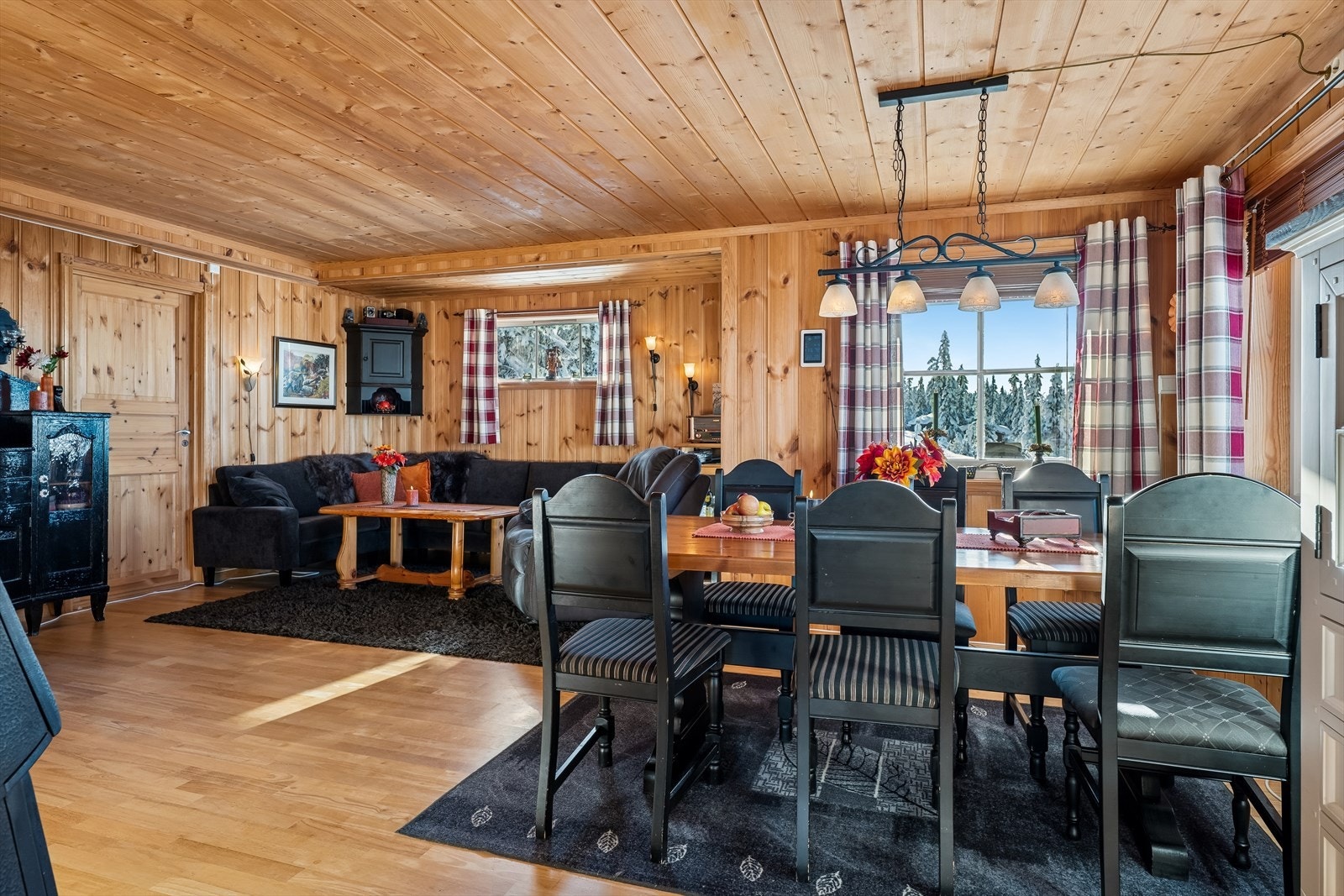 Stuen er romslig og samler både sofagruppe og spiseplass i en åpen løsning. Galleribilde