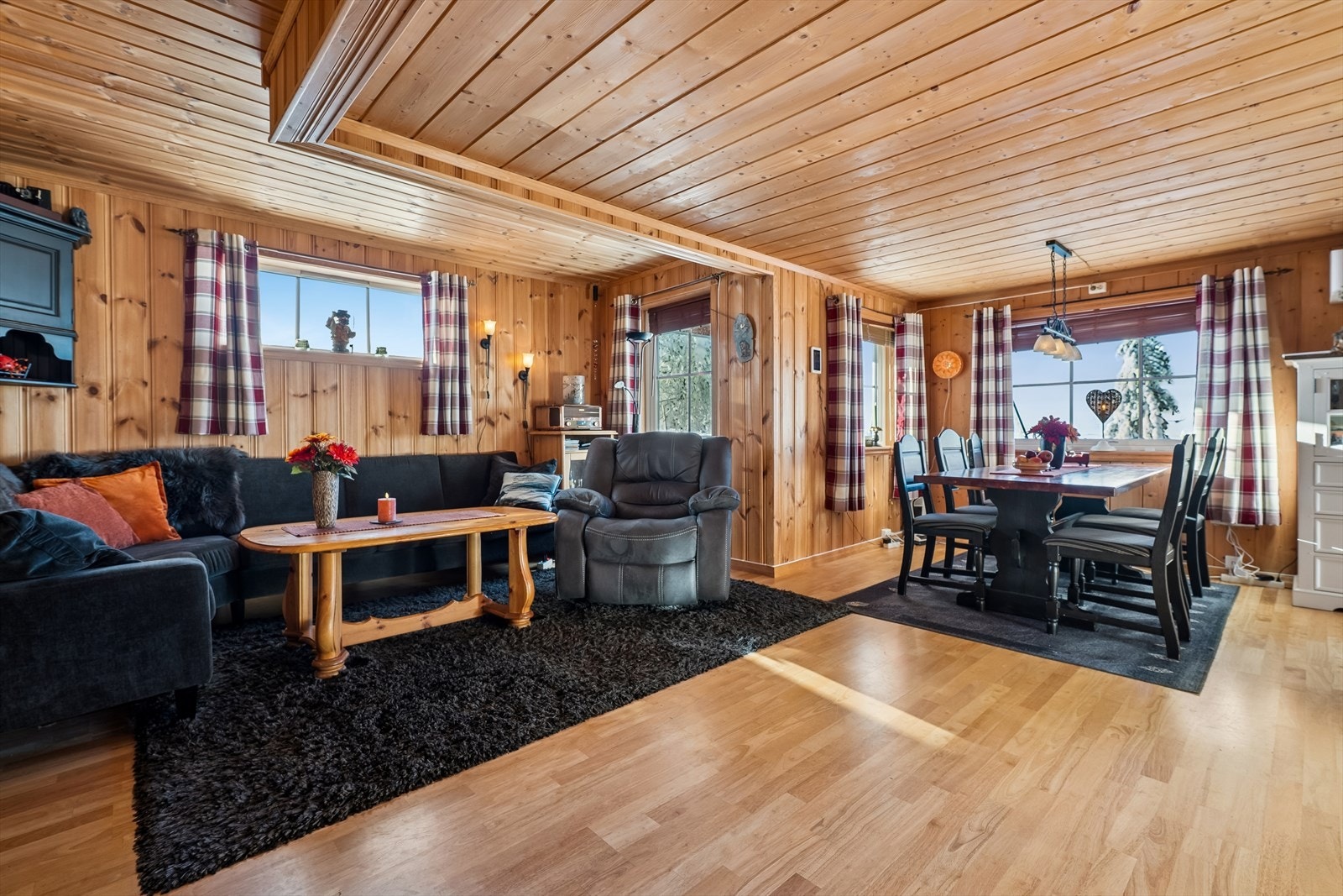 Gjennomgående trepanel på vegger og i himling gir den klassiske og lune hyttefølelsen. Galleribilde