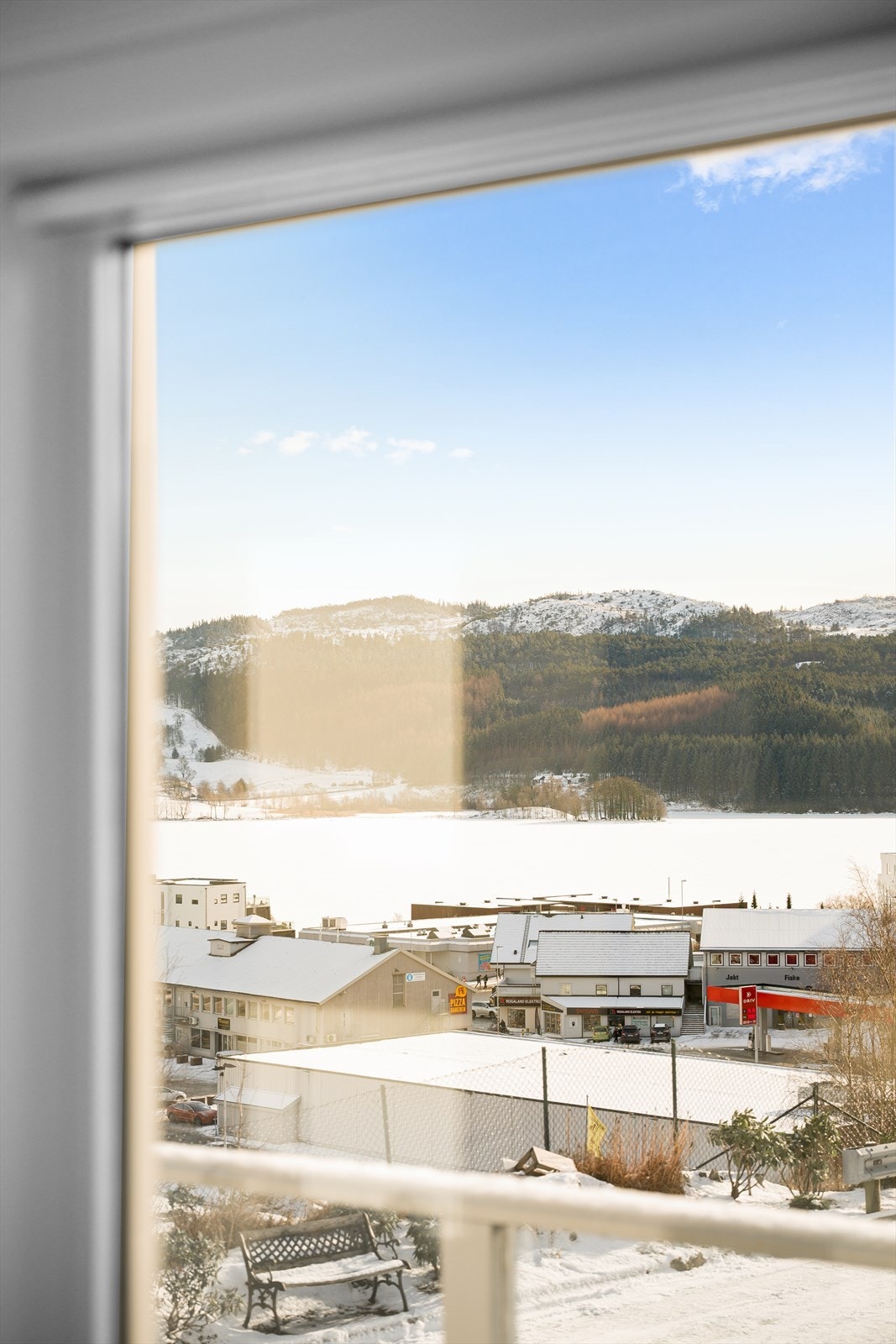 Utsikt fra stua - åpen og luftig mot Edlandsvatnet Galleribilde