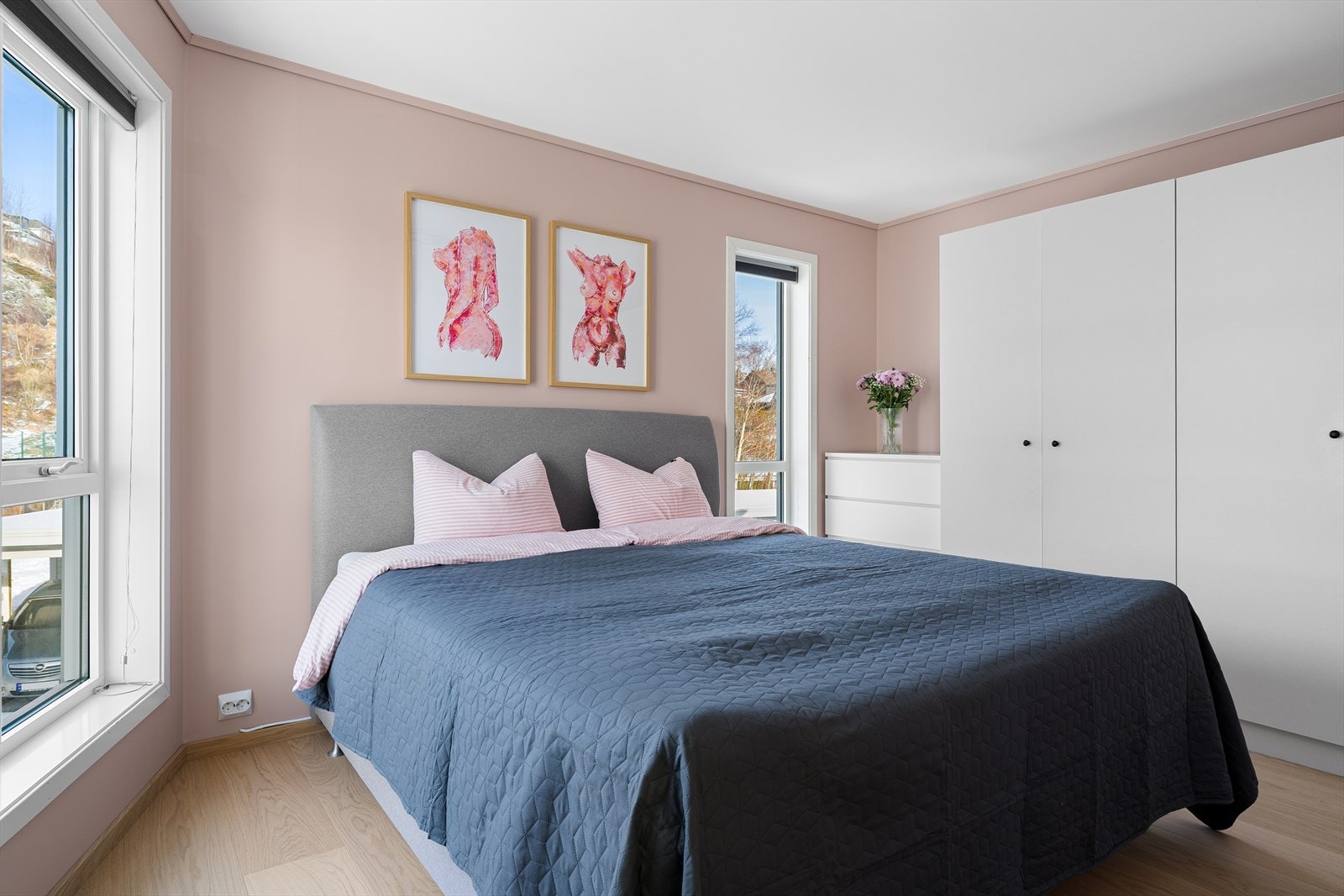 Romslig hovedsoverom med garderobeskap. Galleribilde