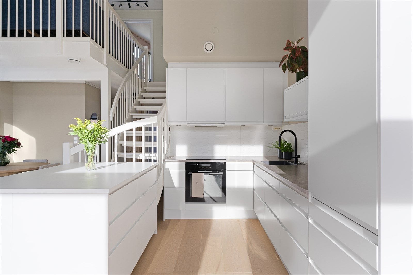 I tillegg ha nåværende eier supplert med flere skap. God belysning med spotter over kjøkkenbenk. Galleribilde