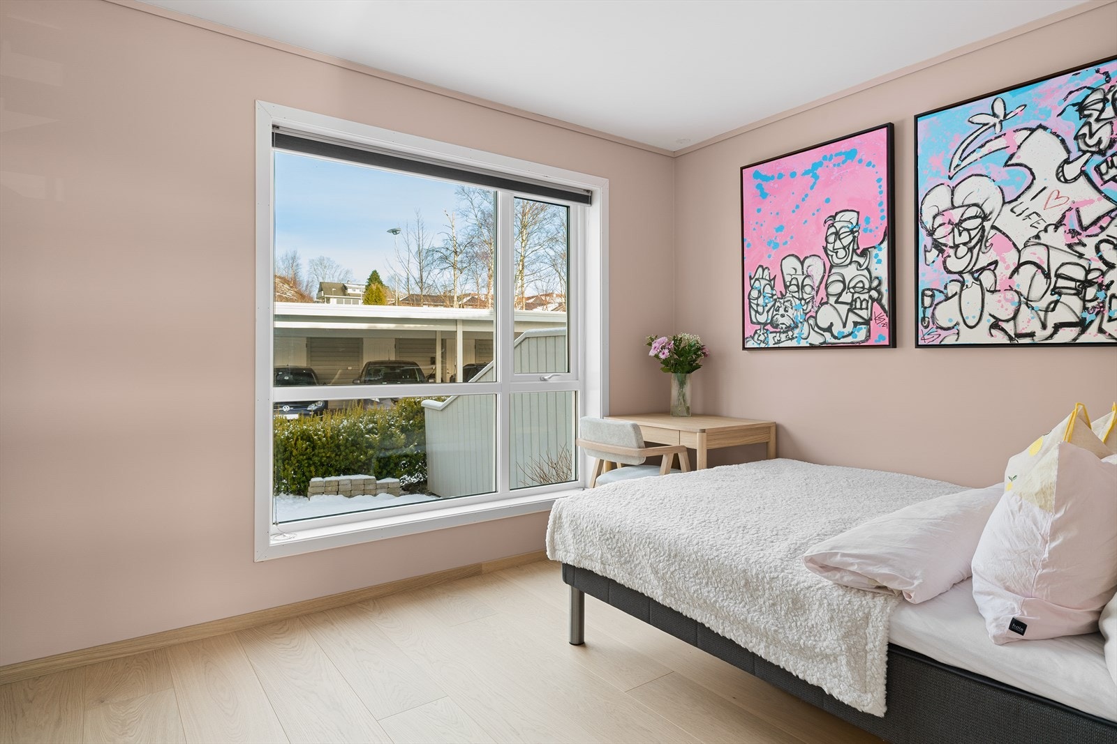 Romslig soverom med god plass til både seng og pult. Lystette plissegardiner. Galleribilde