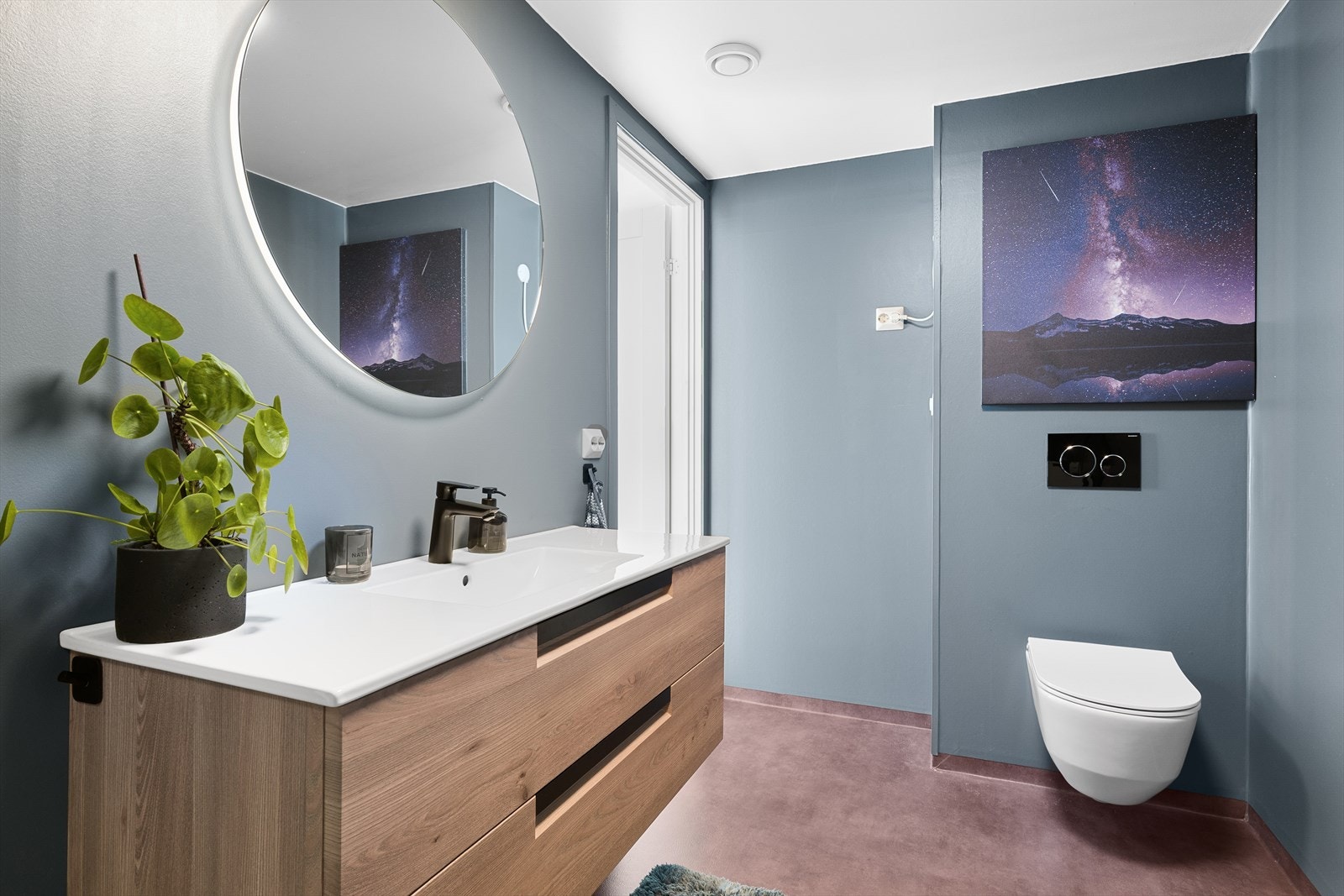 Bad med nyere baderomsinnredning. Vegghengt wc, dusjkabinett og vask i seksjon. Speil med belysning. Galleribilde