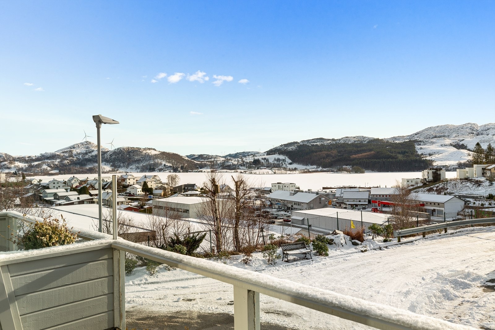 Balkong ut fra stue med nydelig utsikt og gode solforhold Galleribilde