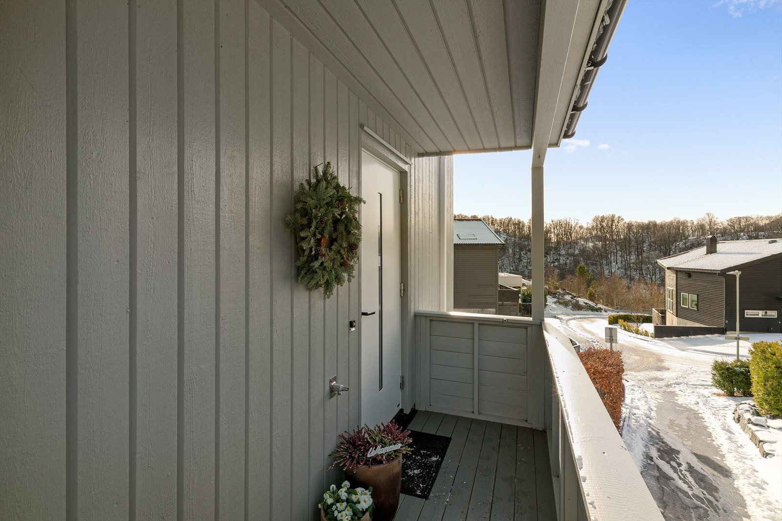 Overbygget inngangsparti. Ny ytterdør med kodelås. Vannkran for vanning av planter og vask av bil. Galleribilde