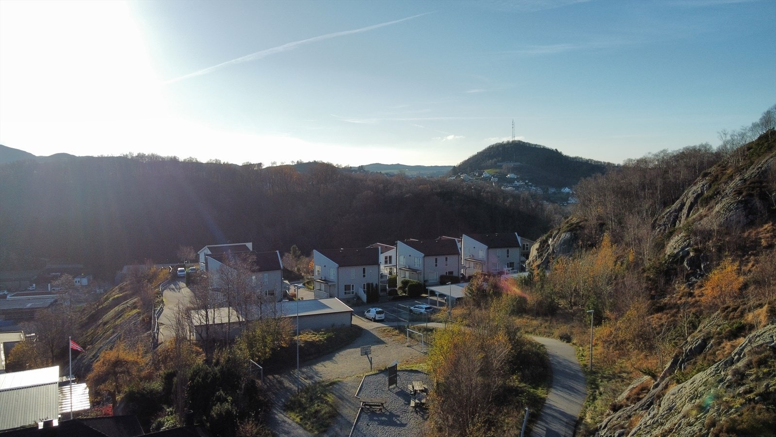 Lekeplasser og fotballbane like ved.
Turterreng like utenfor døren. Galleribilde