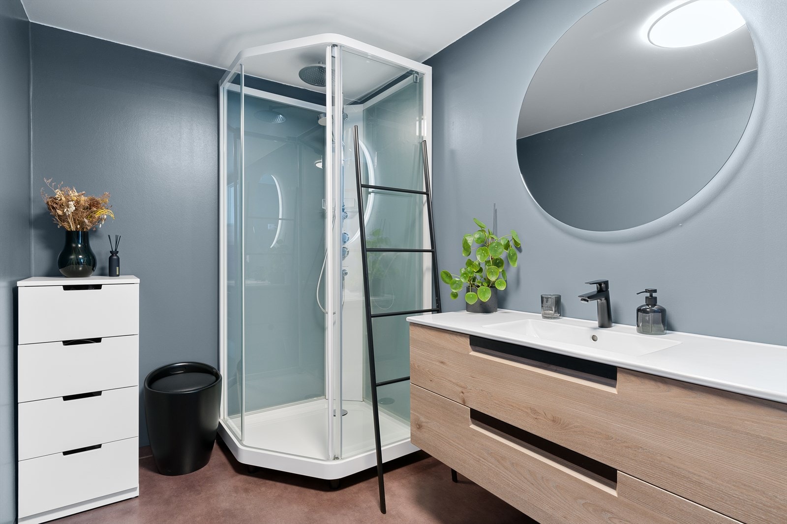 Malt våtromstapet og belegg på gulv med varmekabler under. Galleribilde