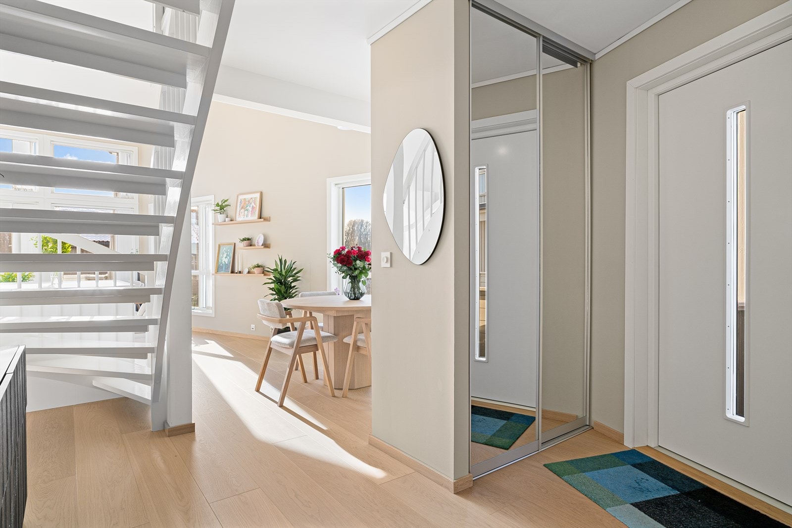 Entre/gang med skyvedørsgarderobe. Galleribilde