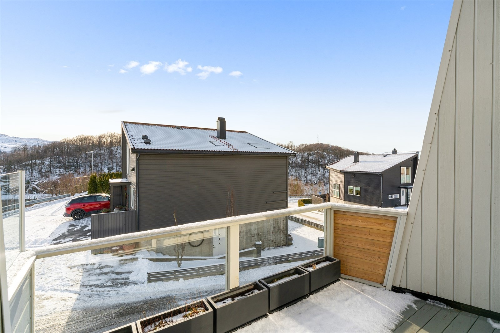 Stor veranda med glassrekkverk i front Galleribilde