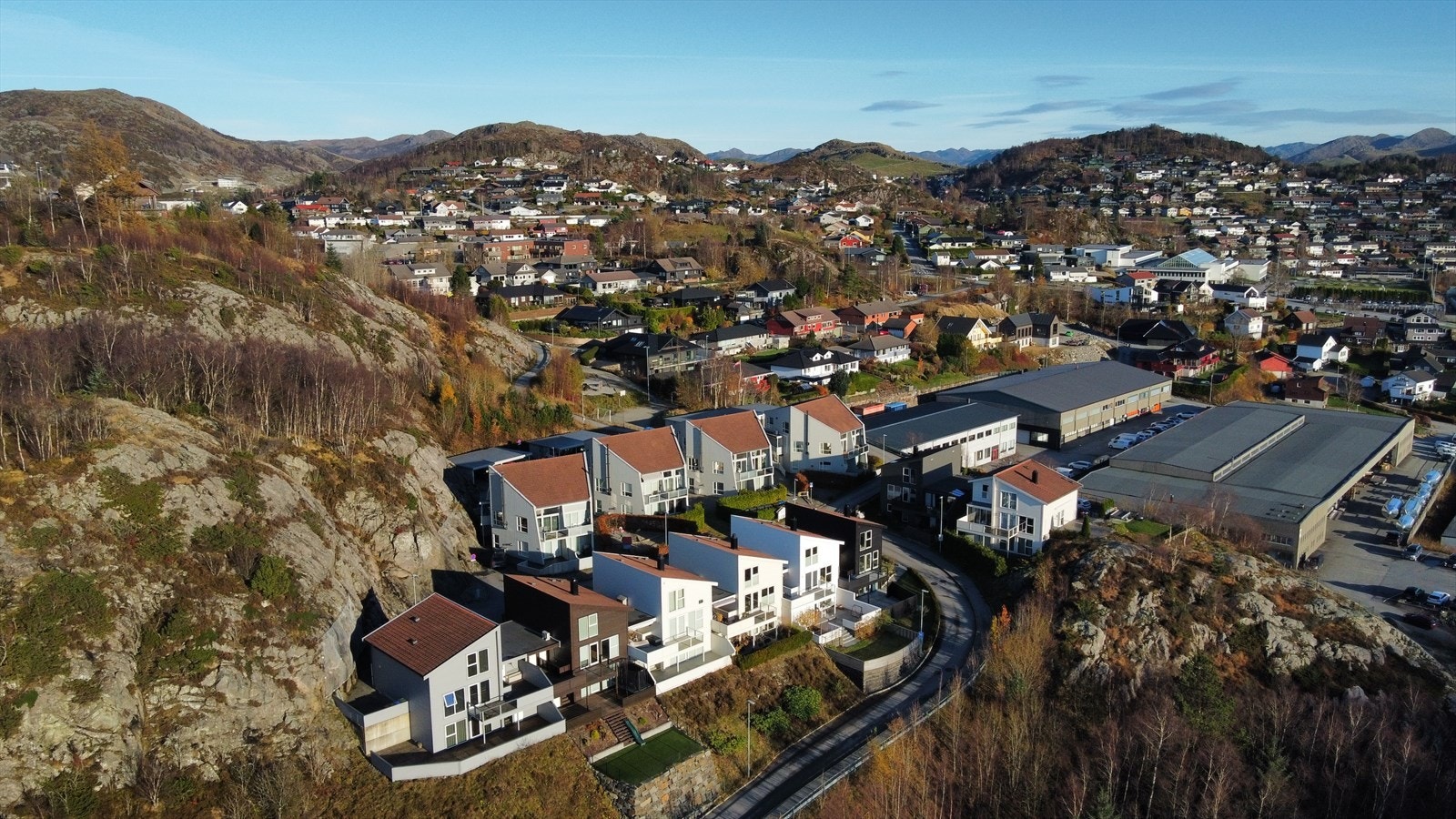 Eiendommen ligger sentralt, med kort vei til Solås skole, Gjesdal ungdomsskole og en rekke barnehager. Flere butikker og servcietilbud like i nærheten. Gangavstand til Ålgård sentrum. Kort og rask adkomst til E 39 Galleribilde