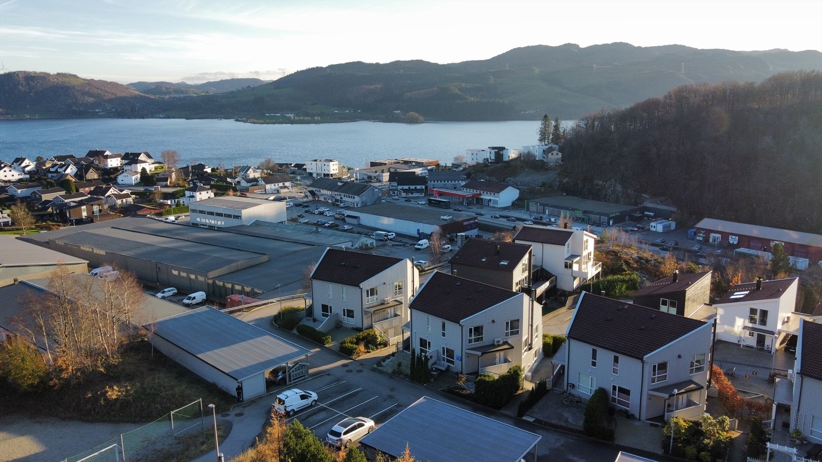 Parkering i caport med bod i bakkant. El-billader installert Galleribilde