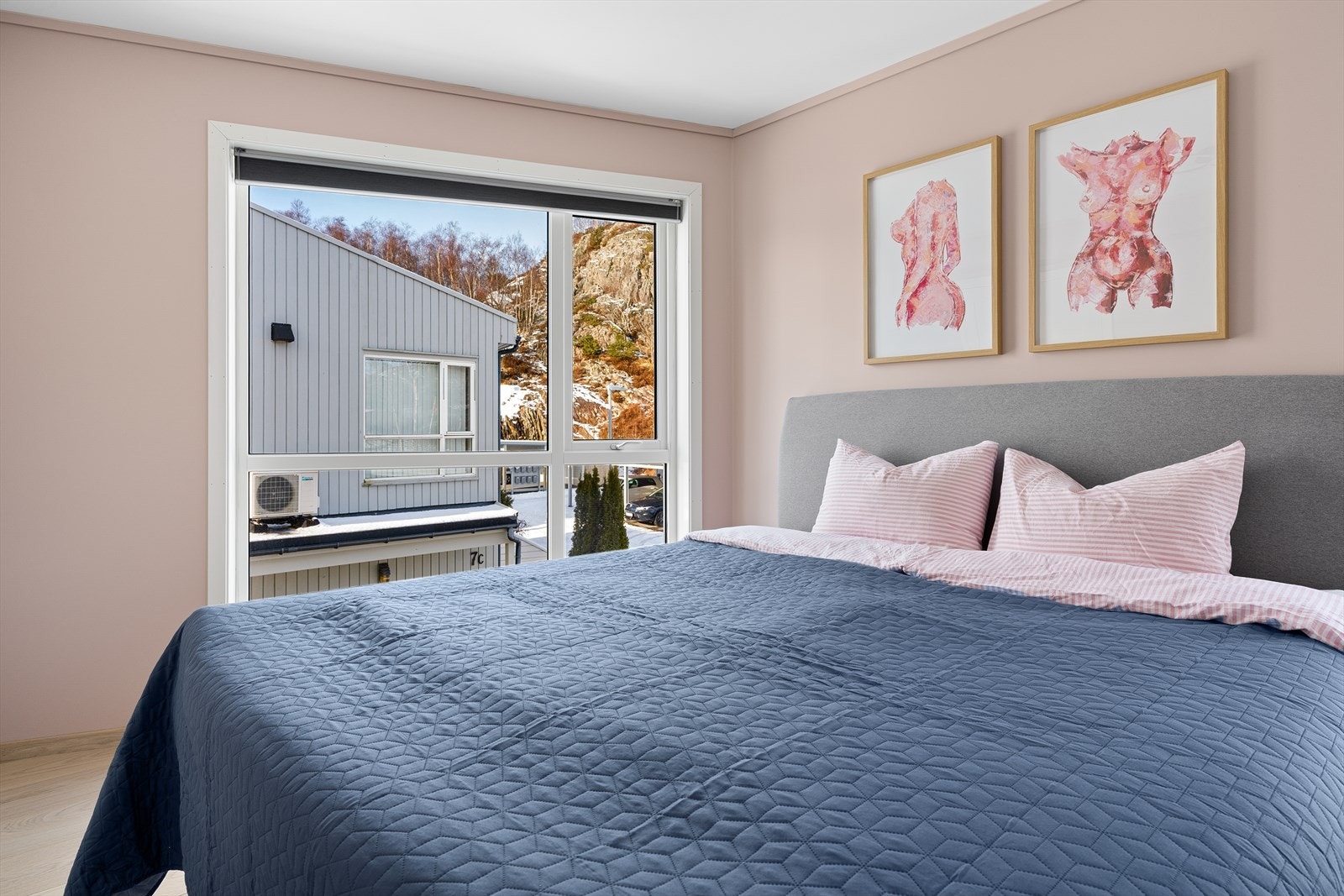 Lystette plissegardiner montert på vindu Galleribilde